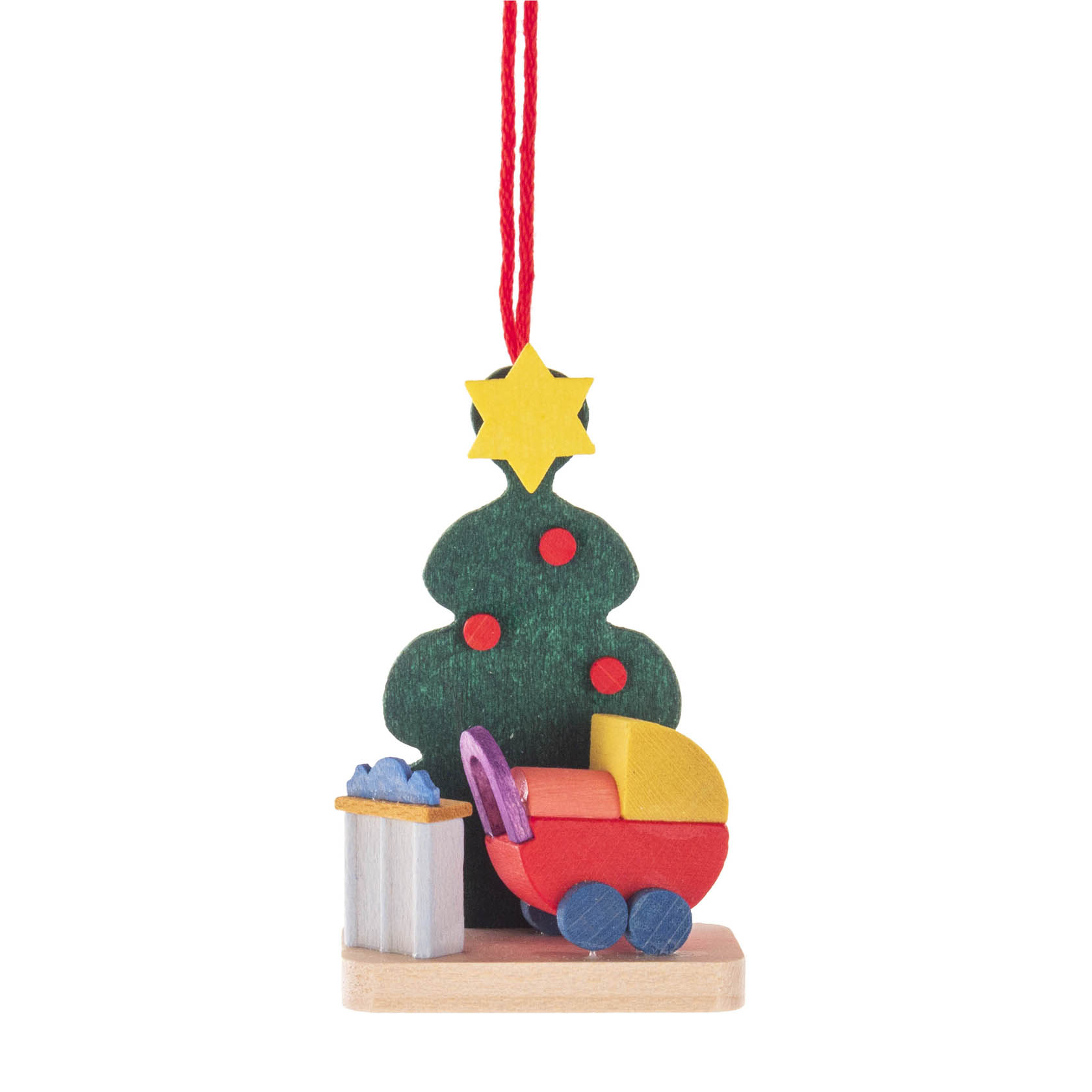 Hängendes Dekorationselement: grüner Christbaum mit rotem Puppenwagen und kleinen Geschenken darunter, eine gelbe Sternspitze und rote Kugeln. im Dregeno Online Shop günstig kaufen