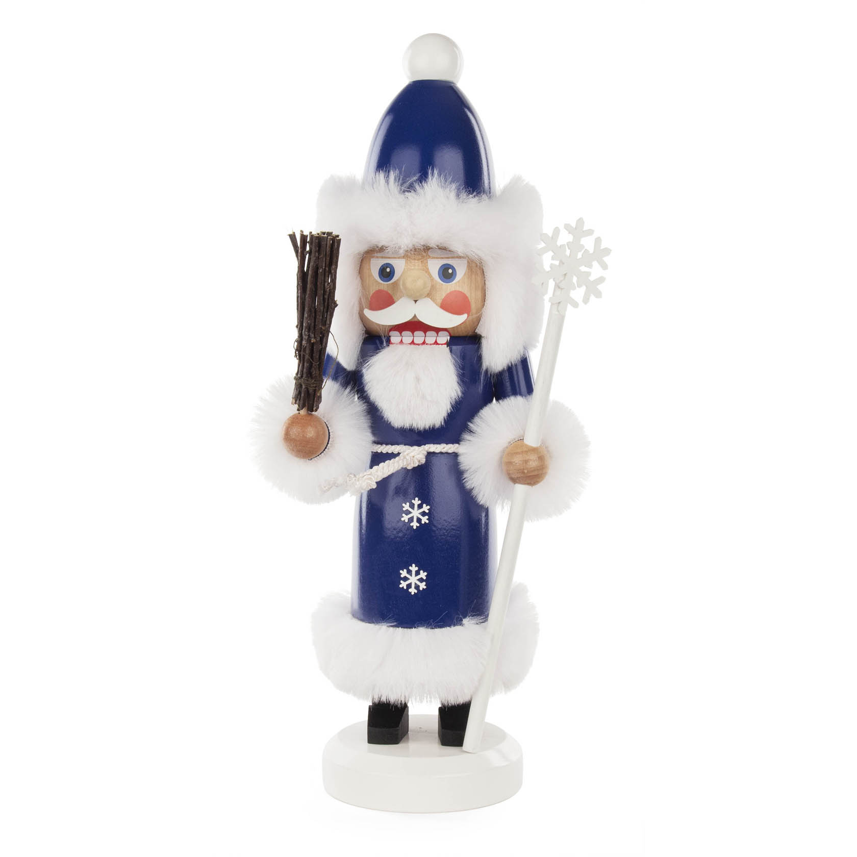 Ein Nussknacker in Form eines Weihnachtsmannes, 38 cm groß, dunkelblau gekleidet mit weißem Fellbesatz. In einer Hand hält er einen Stab mit Schneestern, in der anderen Zweige. im Dregeno Online Shop günstig kaufen