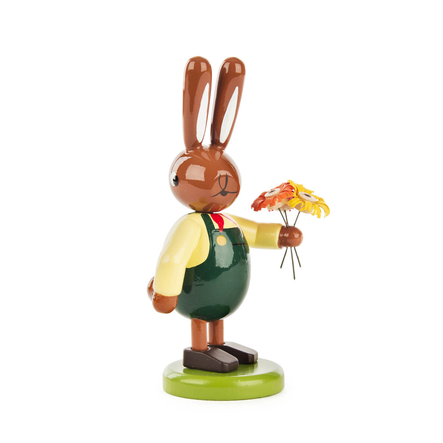 Kleine Hasenfigur in grüner Latzhose und gelbem Hemd, hält einen bunten Blumenstrauß in der rechten Hand. im Dregeno Online Shop günstig kaufen