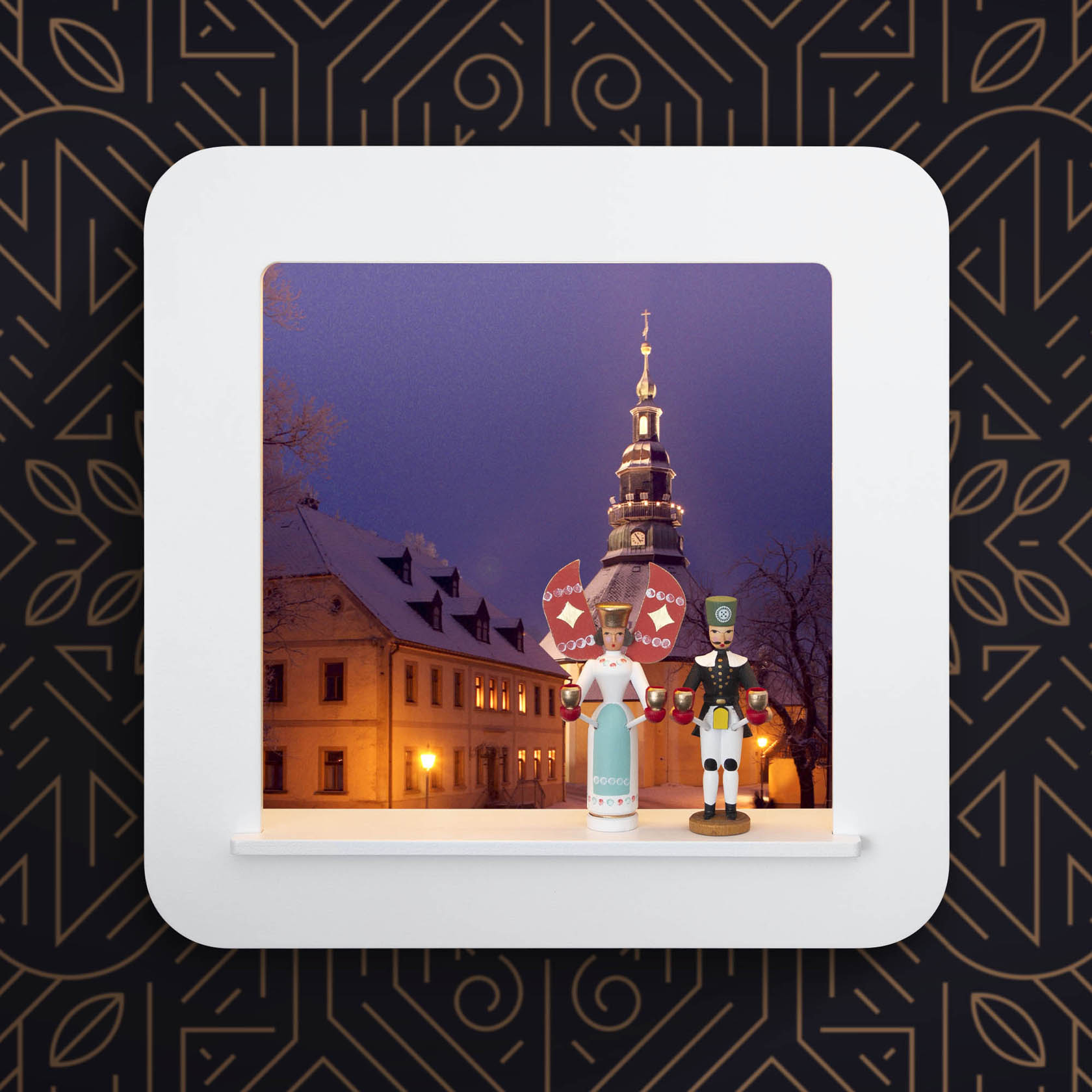 Ein Objektrahmen mit LED-Beleuchtung präsentiert eine winterliche Szene mit einem Turm im Hintergrund und zwei kleinen Figuren im Vordergrund.
