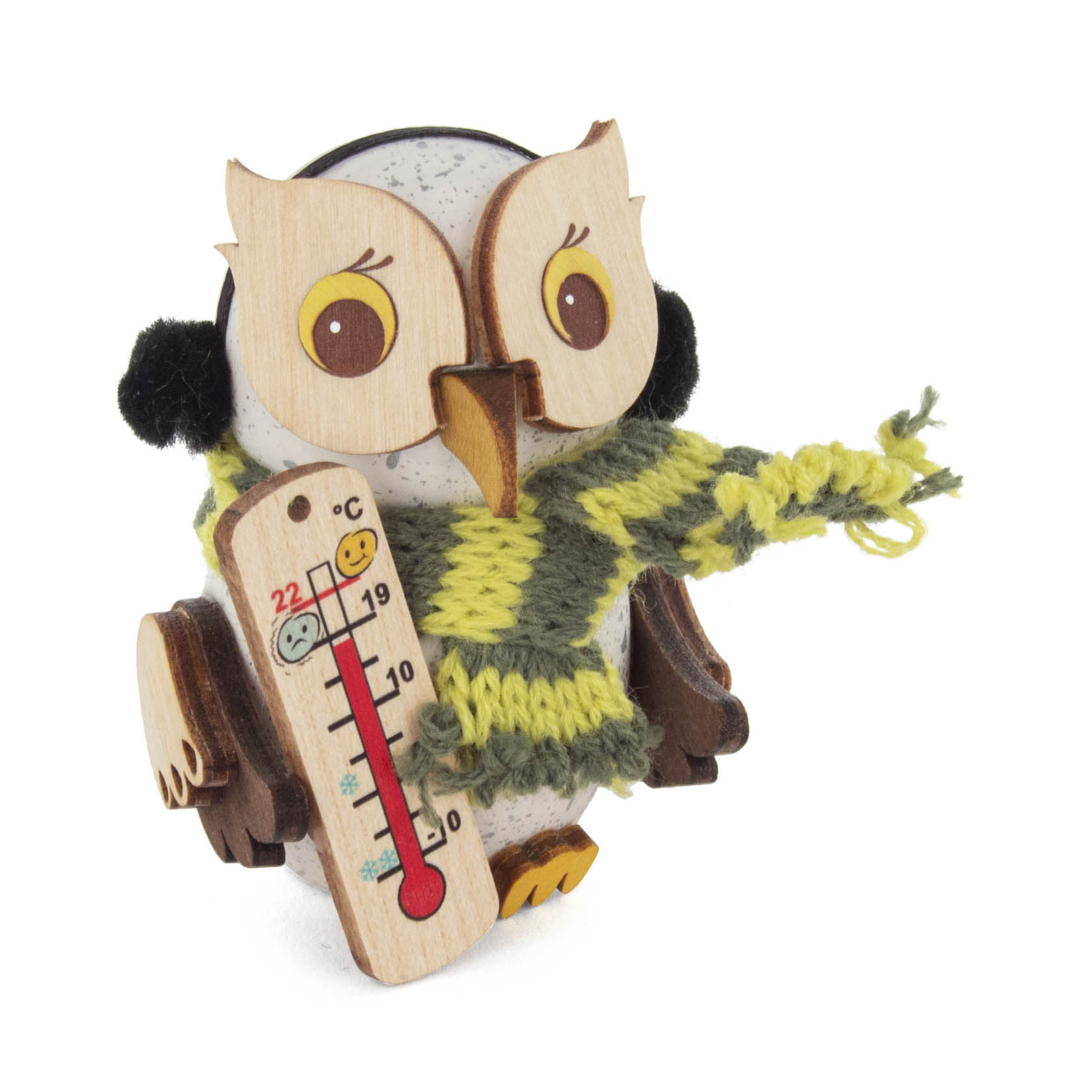 Eine kleine handgefertigte Schnee-Eule trägt einen gestrickten Schal und Ohrenschützer. Sie hält ein Holzthermometer, das -10 bis +20 Grad Celsius anzeigt. im Dregeno Online Shop günstig kaufen
