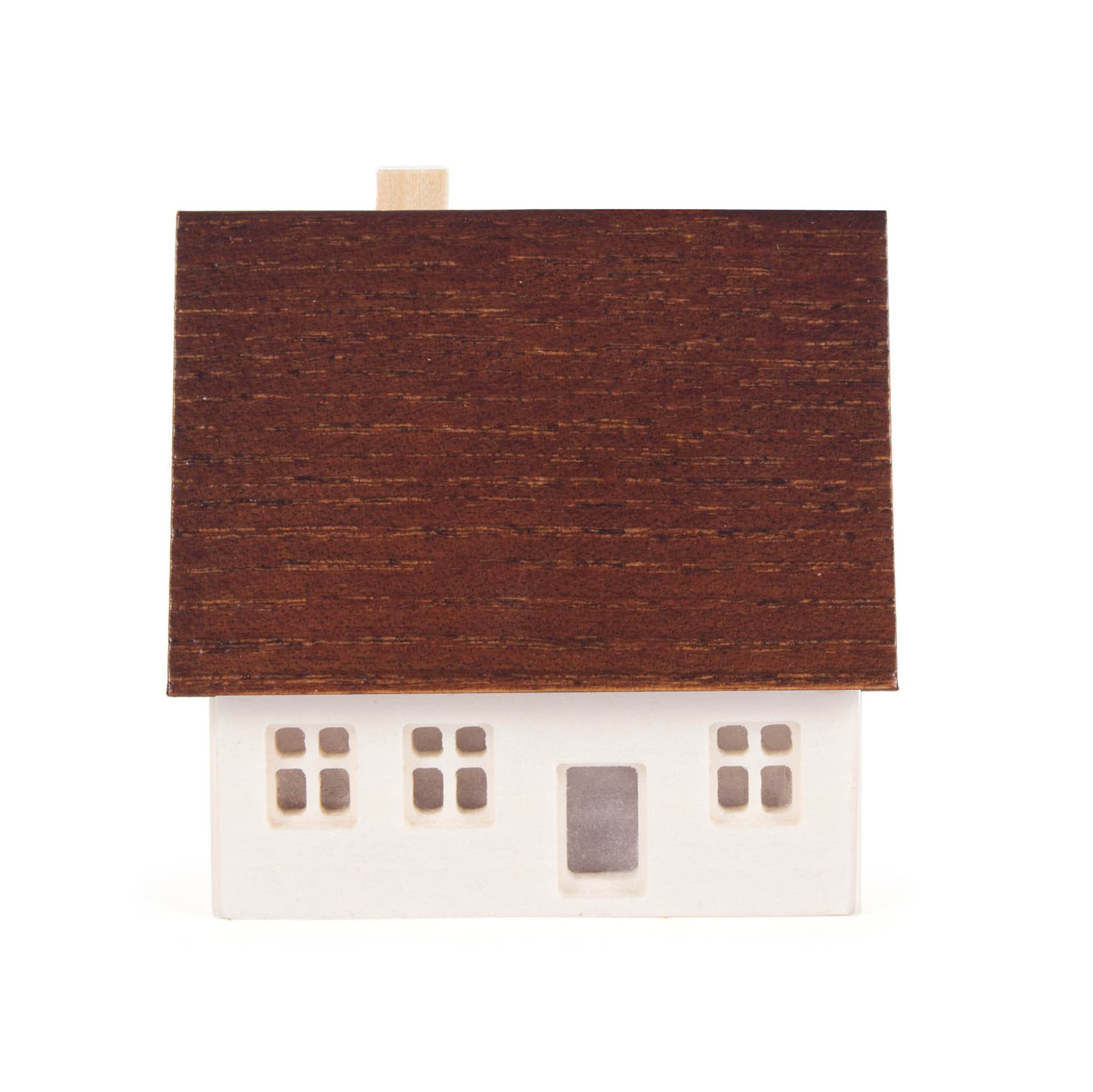 Ein einfaches Erzgebirgshaus mit dunkelbraunem Dach und fünf ausgefrästen Fenstern auf heller Fassade. im Dregeno Online Shop günstig kaufen