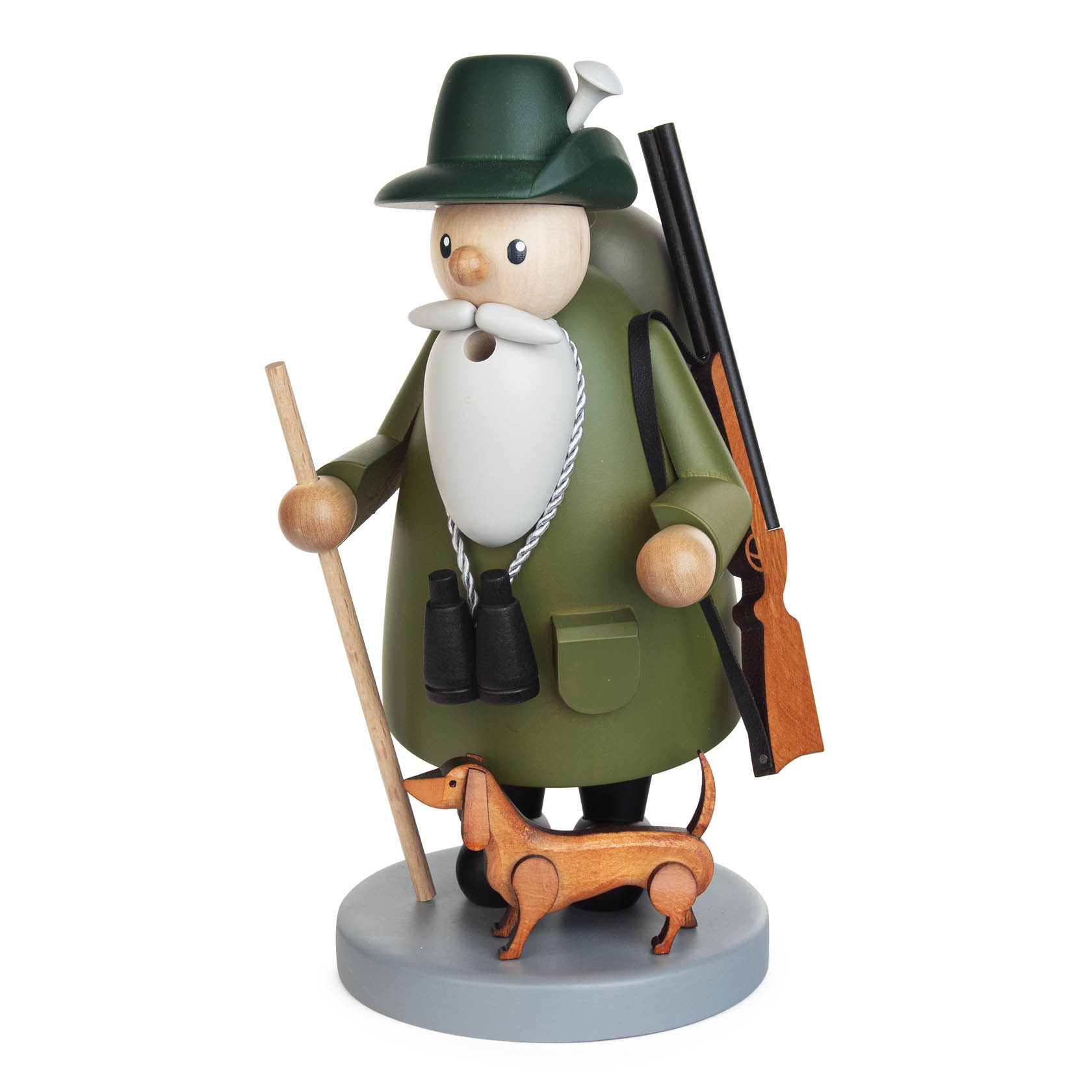 Holzfigur eines Försters mit grünem Mantel, Hut und weißem Bart, hält ein Gewehr und einen Spazierstock, mit einem kleinen Dackel zu seinen Füßen. im Dregeno Online Shop günstig kaufen