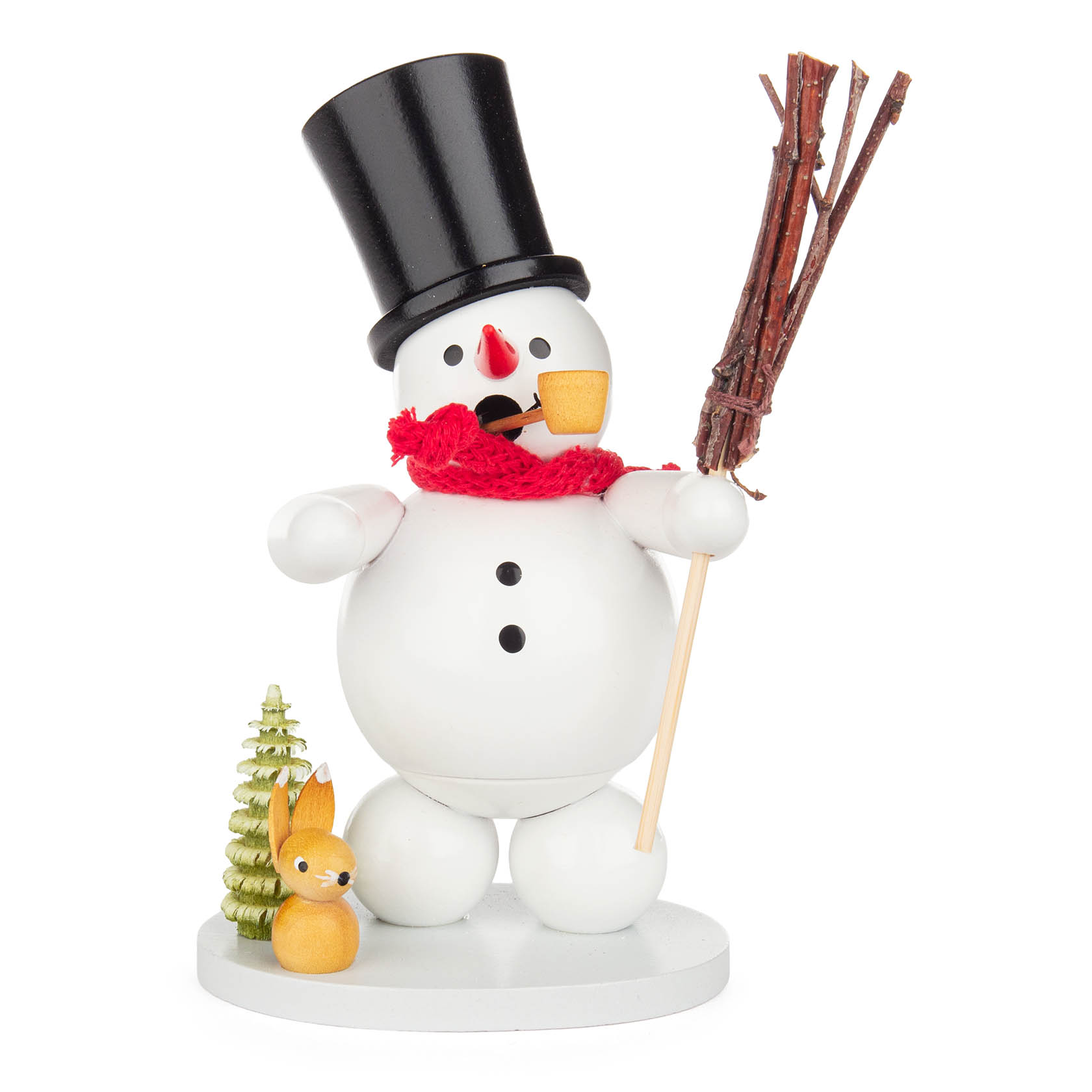 Ein Räuchermann in Form eines Schneemanns mit Zylinderhut und rotem Schal, hält eine Pfeife und einen Besen, steht neben einem kleinen Tannenbaum und einem braunen Hasen. im Dregeno Online Shop günstig kaufen