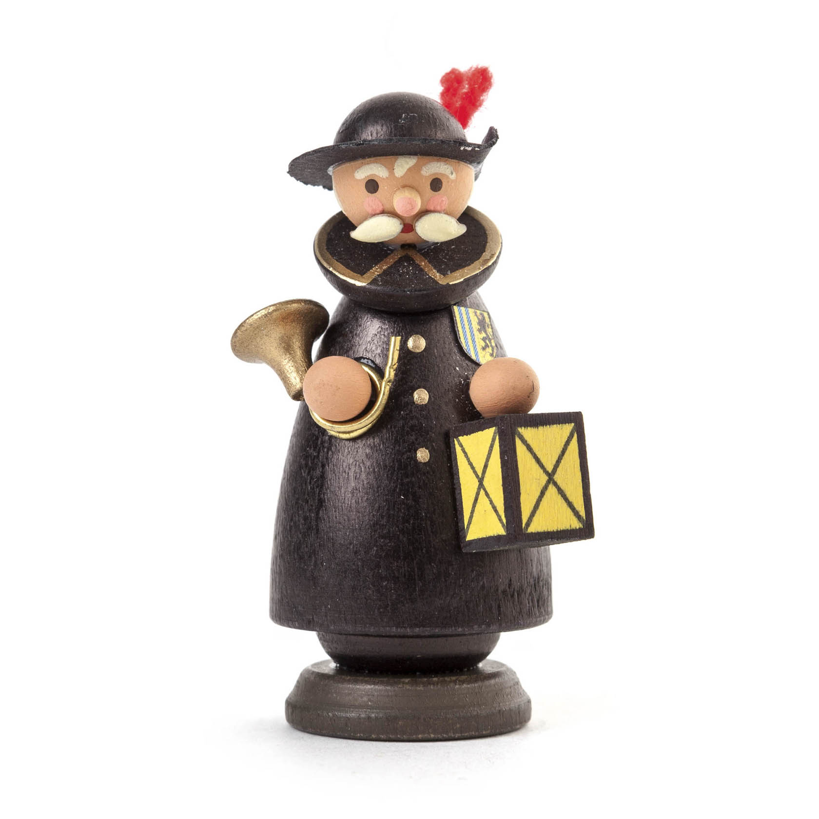 Holzfigur eines historischen Türmers mit schwarzem Mantel, gelbem Notenblatt und einem Horn, dazu ein schwarzer Hut mit rotem Federbusch. im Dregeno Online Shop günstig kaufen