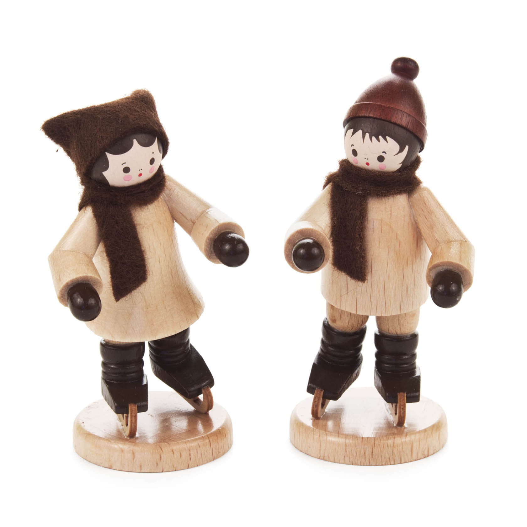 Zwei Holzfiguren eines Jungen und eines Mädchens beim Schlittschuhlaufen, beide in naturfarbenen Gewändern mit braunen Mützen und Schals. im Dregeno Online Shop günstig kaufen