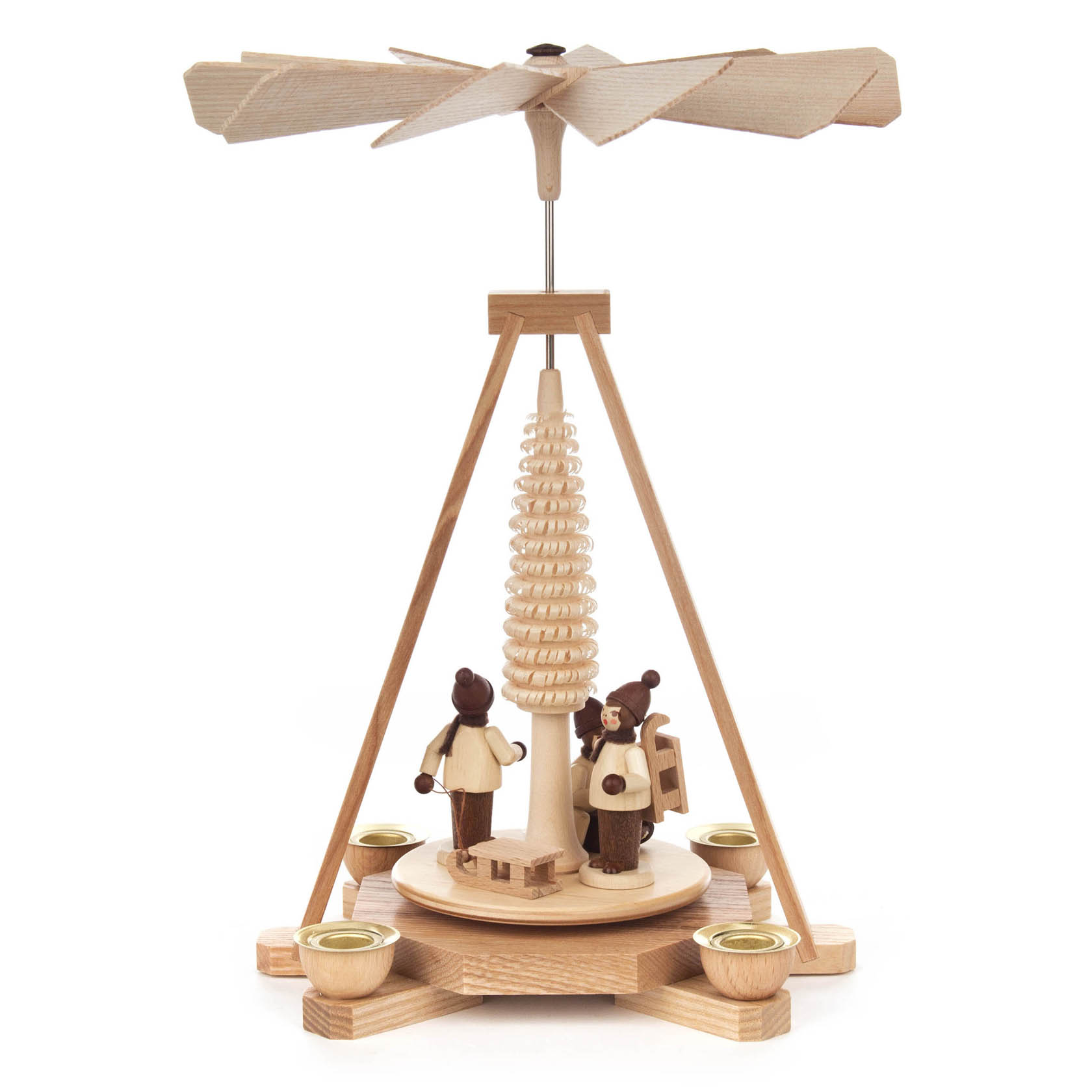 Naturfarbene Weihnachtspyramide mit zwei Kindern, die Schlitten ziehen.