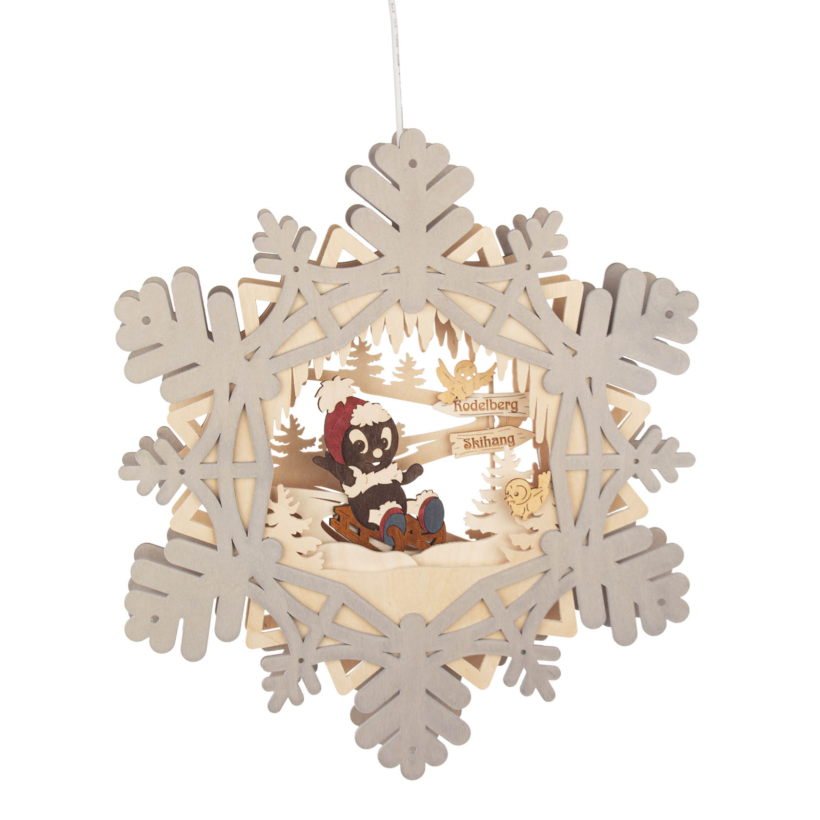 Ein farbiges Fensterbild in Form einer Schneeflocke mit der Figur Pitti, der sich auf einem Wegweiser mit den Worten 'Rodelberg' und 'Abhang' befindet. im Dregeno Online Shop günstig kaufen