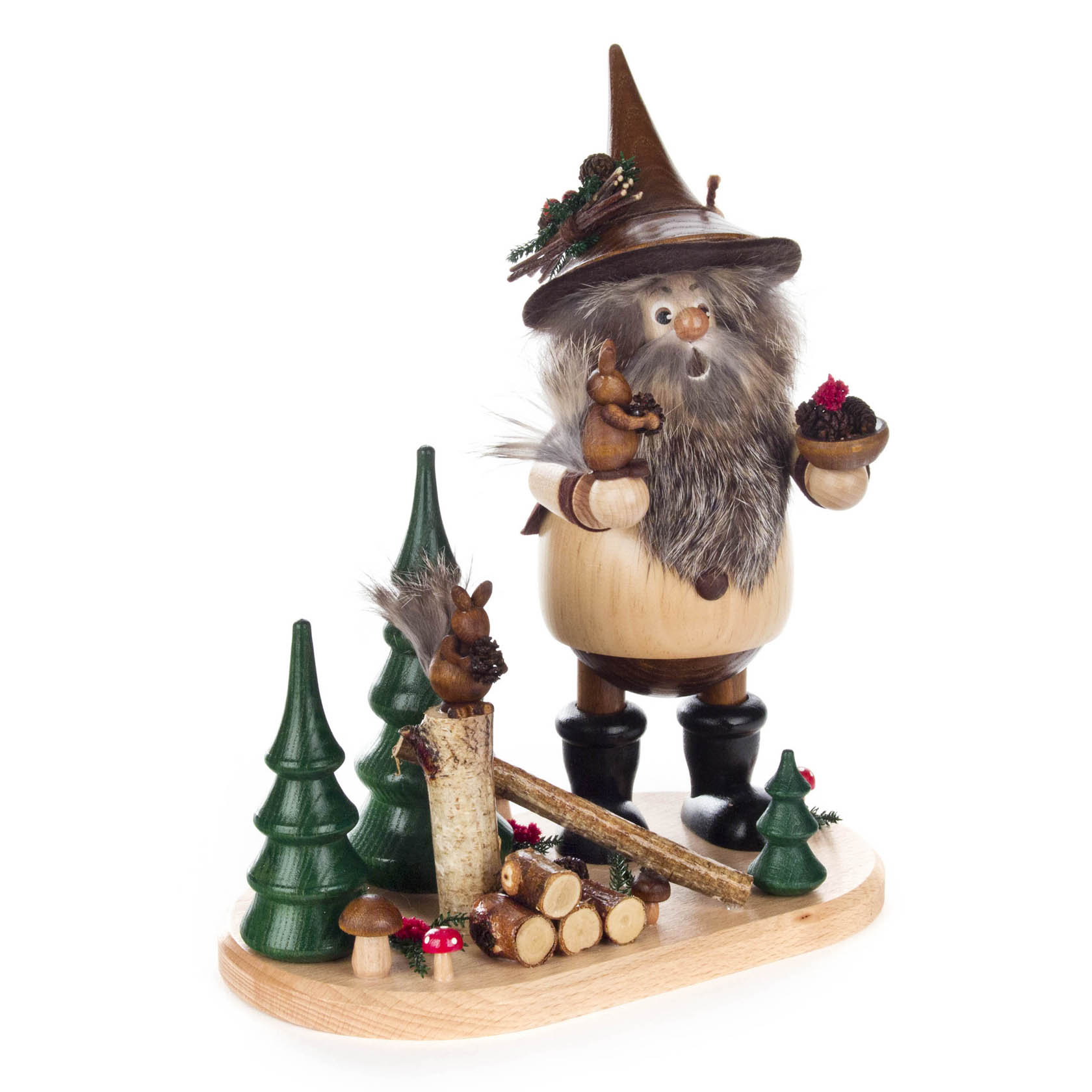 Ein Räuchermann in Form eines Waldwichtels mit einem langen Bart und spitzem Hut. Er hält ein Eichhörnchen und einen Napf in den Händen und steht neben Pilzen und Bäumen. im Dregeno Online Shop günstig kaufen