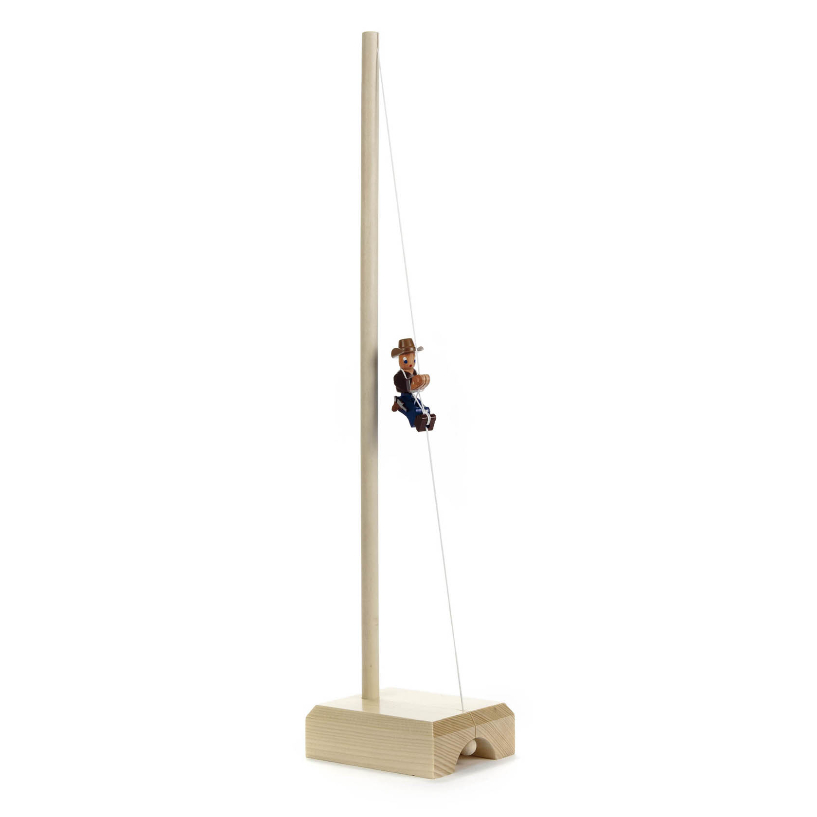 Ein Holzdisplay mit einem dünnen Stab, an dem eine kleine Kletterfigur aus Holz an einem Seil hängt.