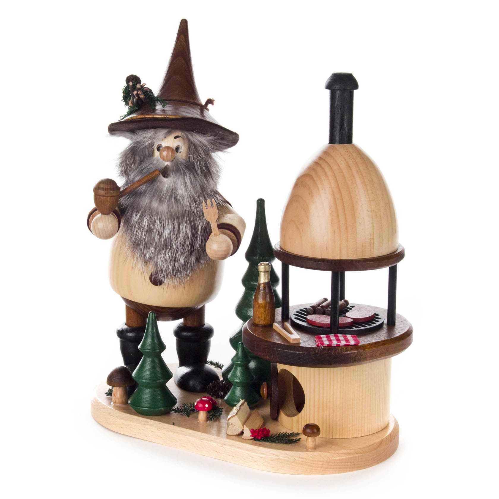Holzfigur eines Wichtels mit grauem Bart und spitzem Hut, der eine Pfeife raucht, steht neben einem hölzernen Grillofen mit Flasche und Fleischstücken. im Dregeno Online Shop günstig kaufen