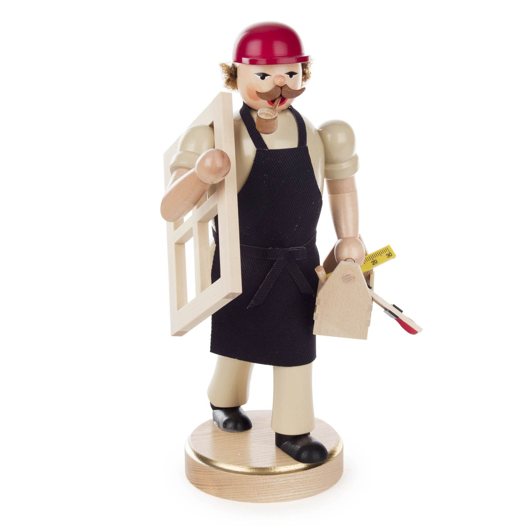 Ein traditioneller Räuchermann in Form eines Tischlers. Er trägt eine rote Mütze, schwarze Schürze und hält ein Holzfenster und Werkzeug. im Dregeno Online Shop günstig kaufen
