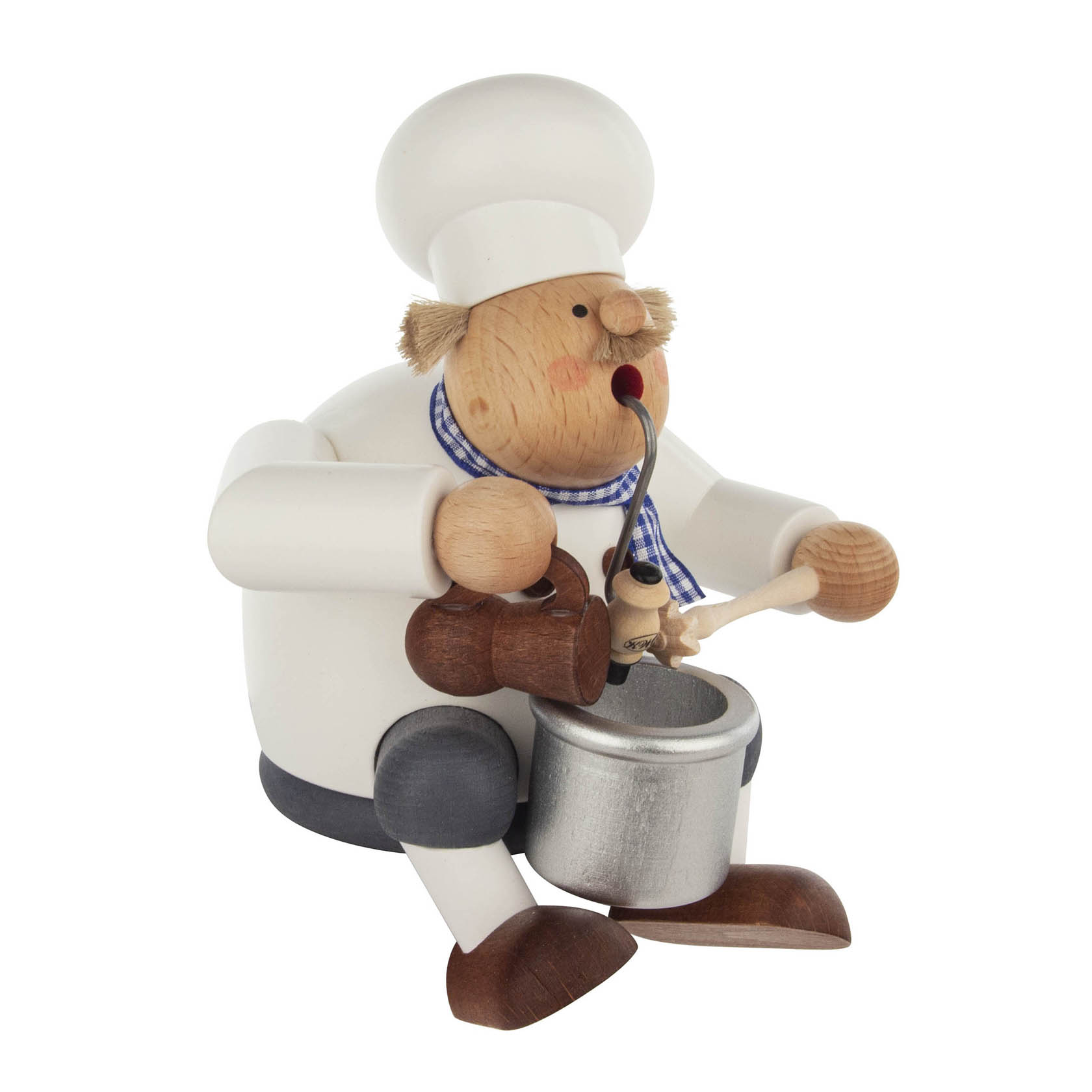 Holzfigur eines Kochs mit weißer Kleidung und Mütze, die auf einer Kante sitzt. Er hält eine Pfeife im Mund und Kochutensilien in den Händen. im Dregeno Online Shop günstig kaufen