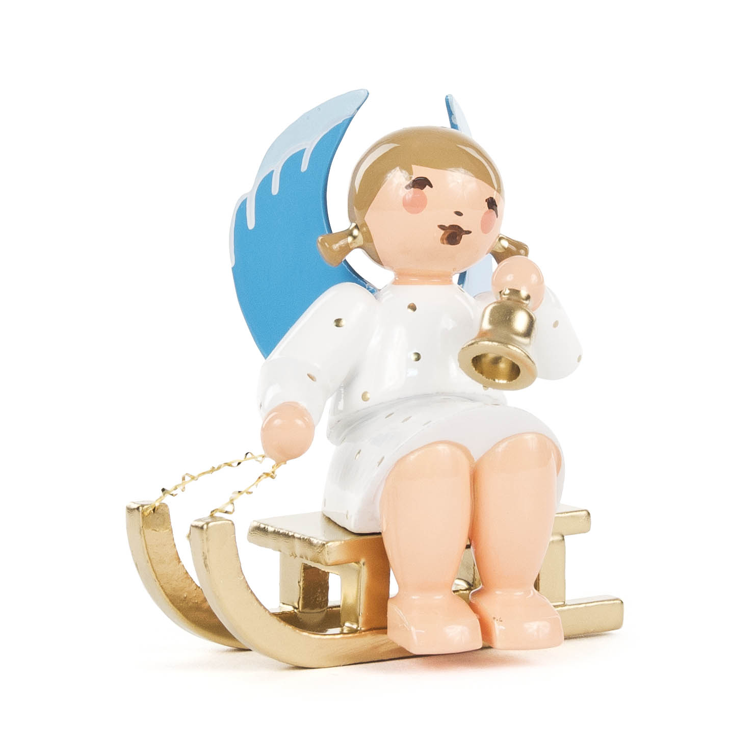 Ein Engel in weißem Gewand mit blauen Flügeln und einem goldenen Glöckchen in der Hand sitzt auf einem goldfarbenen Schlitten. im Dregeno Online Shop günstig kaufen