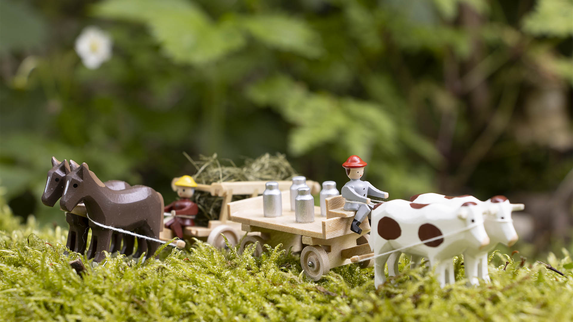 Miniatur Gespanne mit Pferden und Ochsen