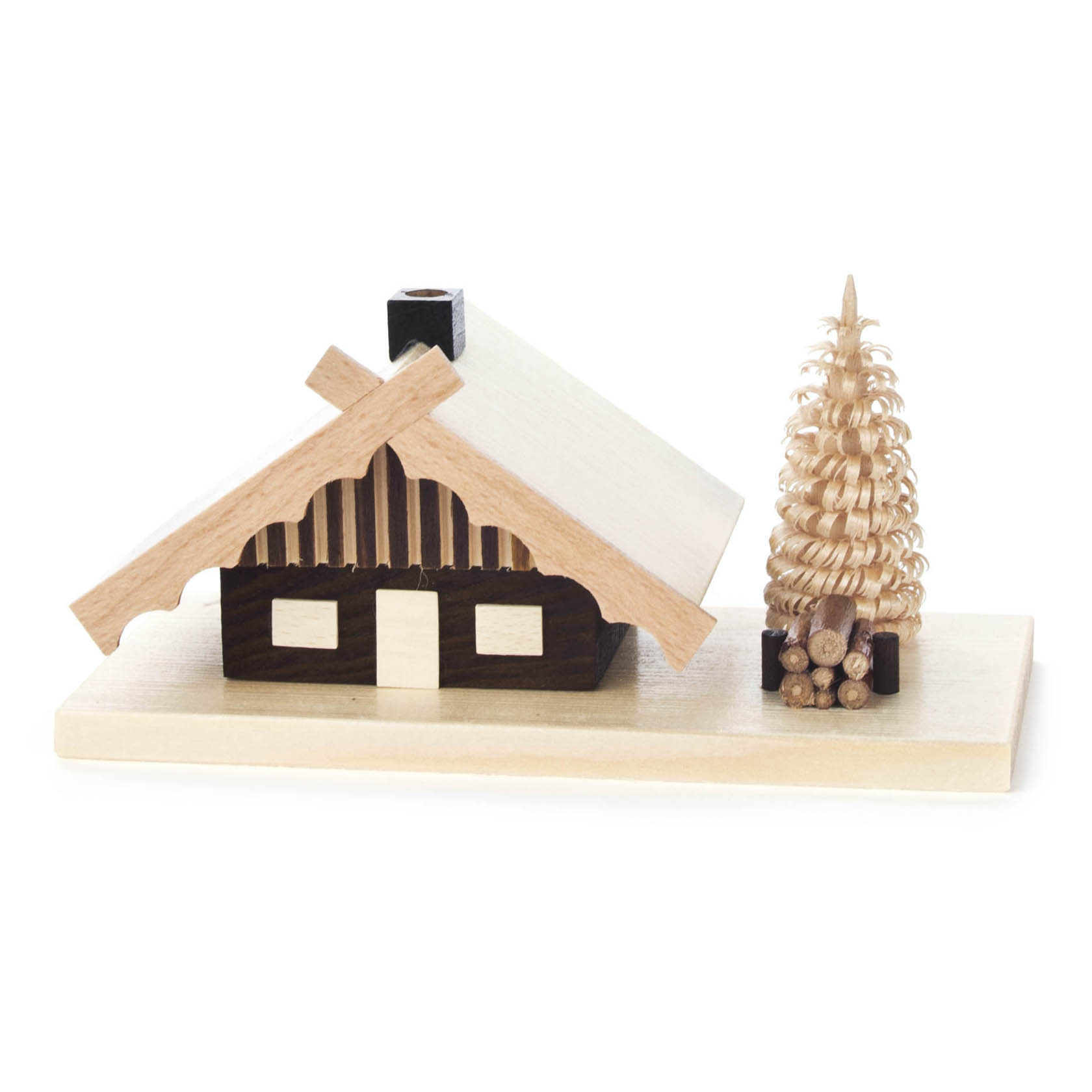 Ein kleines, aus Holz gefertigtes Modell eines Blockhauses mit einem Rauchfang auf dem Dach, daneben steht ein stilisierter Baum aus Holzspänen. im Dregeno Online Shop günstig kaufen