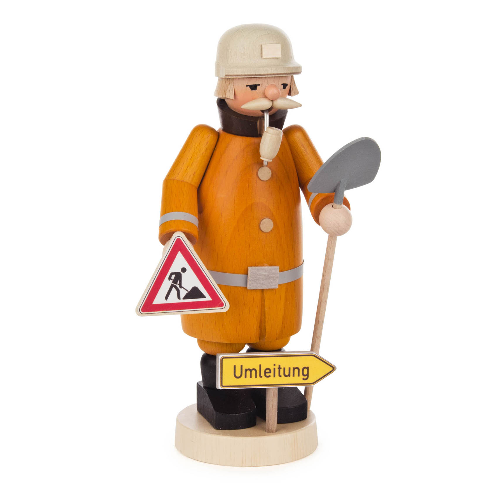 Ein traditioneller Räuchermann in Form eines Straßenbauers mit oranger Arbeitskleidung, Helm und Pfeife. Er hält ein Baustellenschild und eine Schaufel sowie ein Umleitungsschild. im Dregeno Online Shop günstig kaufen