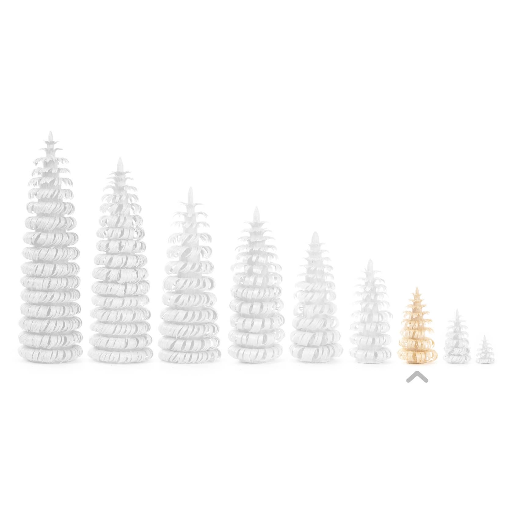 Eine Reihe von weißen, spiralförmigen Miniaturbäumen in absteigender Größe von links nach rechts. Ein Baum ist goldfarben und sticht hervor.