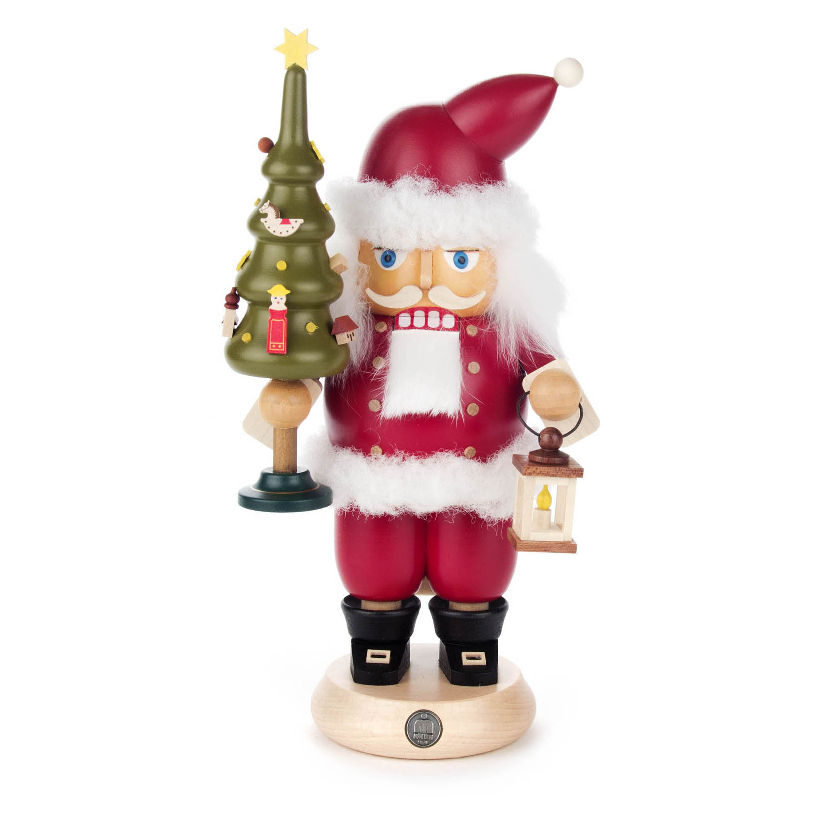Ein roter Nussknacker in Form eines Weihnachtsmanns, 24 cm groß, hält eine Laterne in der linken Hand und einen Weihnachtsbaum in der rechten. im Dregeno Online Shop günstig kaufen