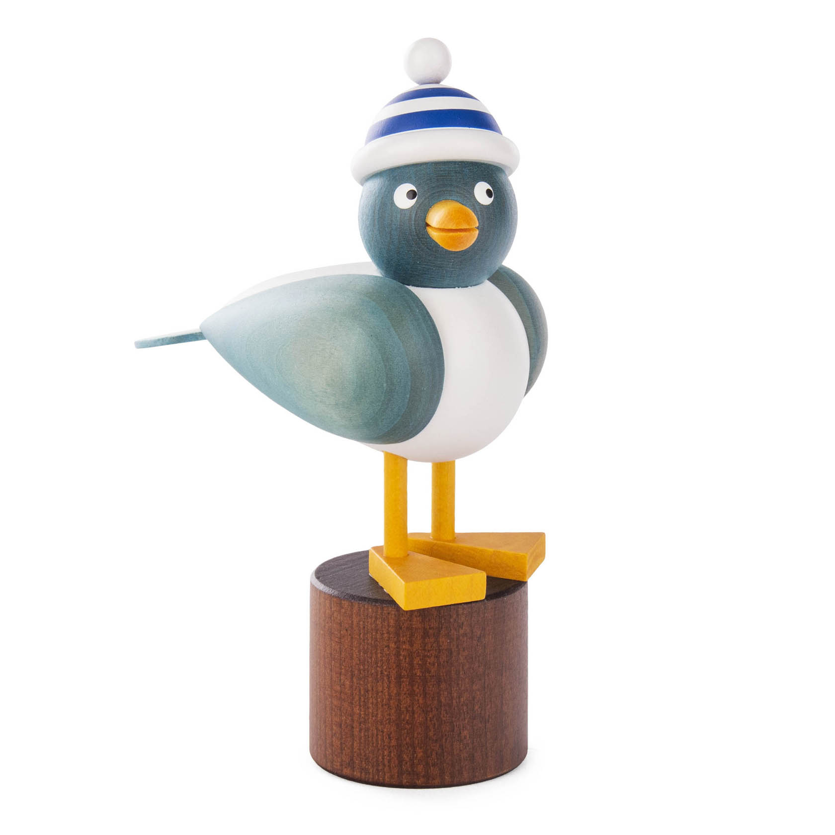 Eine stilisierte Möwenfigur in Blau mit blauer Ringelmütze, stehend auf einem runden Holzsockel, mit gelben Beinen und Schnabel. im Dregeno Online Shop günstig kaufen