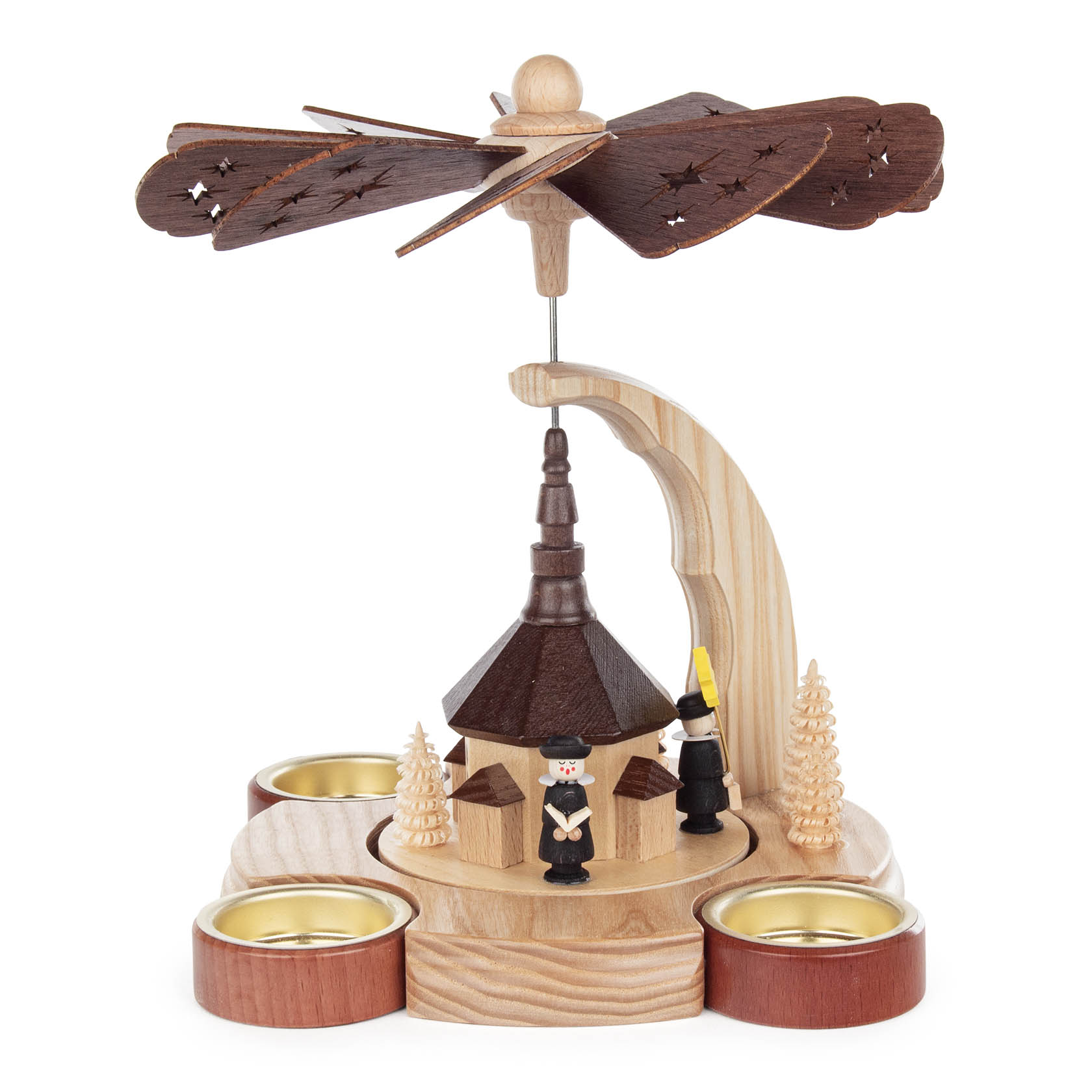 Holz-Pyramide mit der Seiffener Kirche, flankiert von zwei Kurrende-Sängern und zwei Kerzenhaltern für Teelichte.