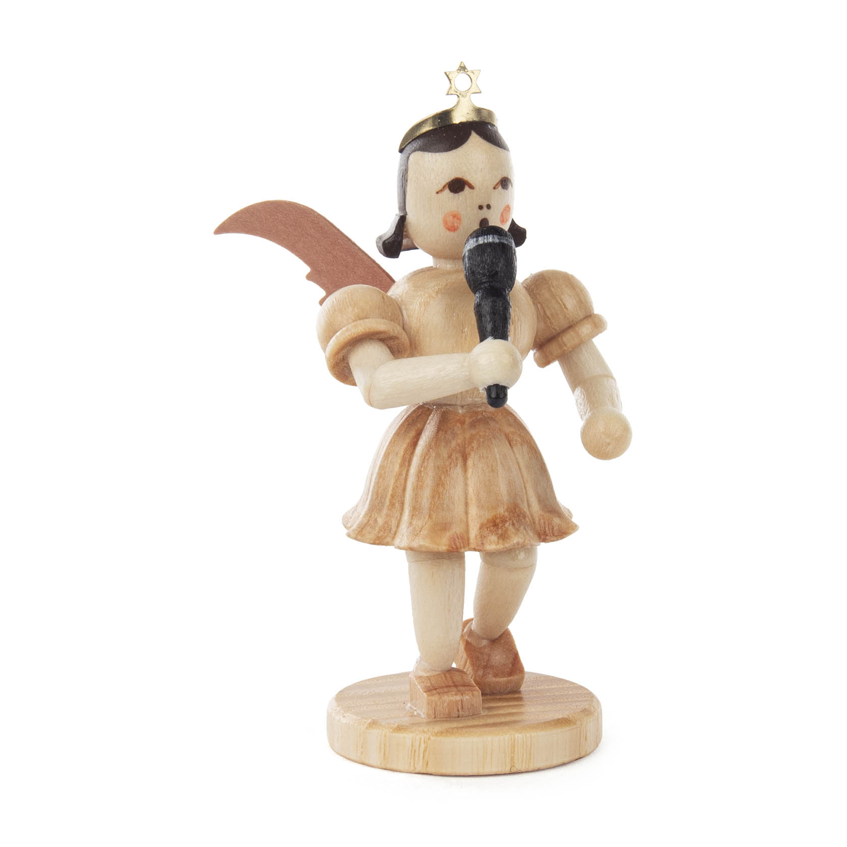 Ein naturbelassener Holzengel mit Mikrofon, goldener Sternkrone und braunen Flügeln steht auf einem runden Sockel. im Dregeno Online Shop günstig kaufen
