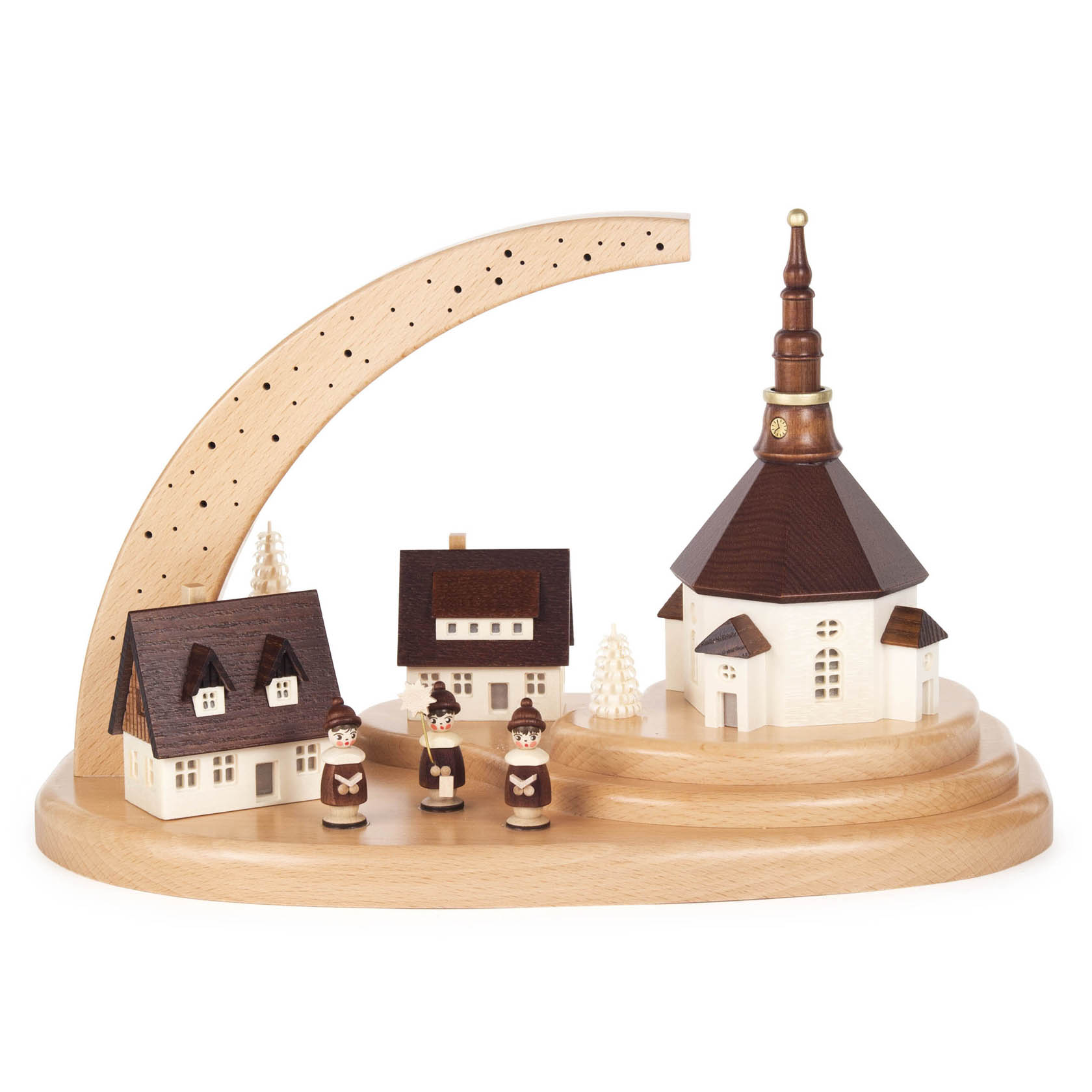Holzmodell einer Kirche mit zwei Häusern und drei Kurrendesängern auf einem Sockel, umgeben von einem geschwungenen Holzrahmen mit Sternenlochmuster. im Dregeno Online Shop günstig kaufen