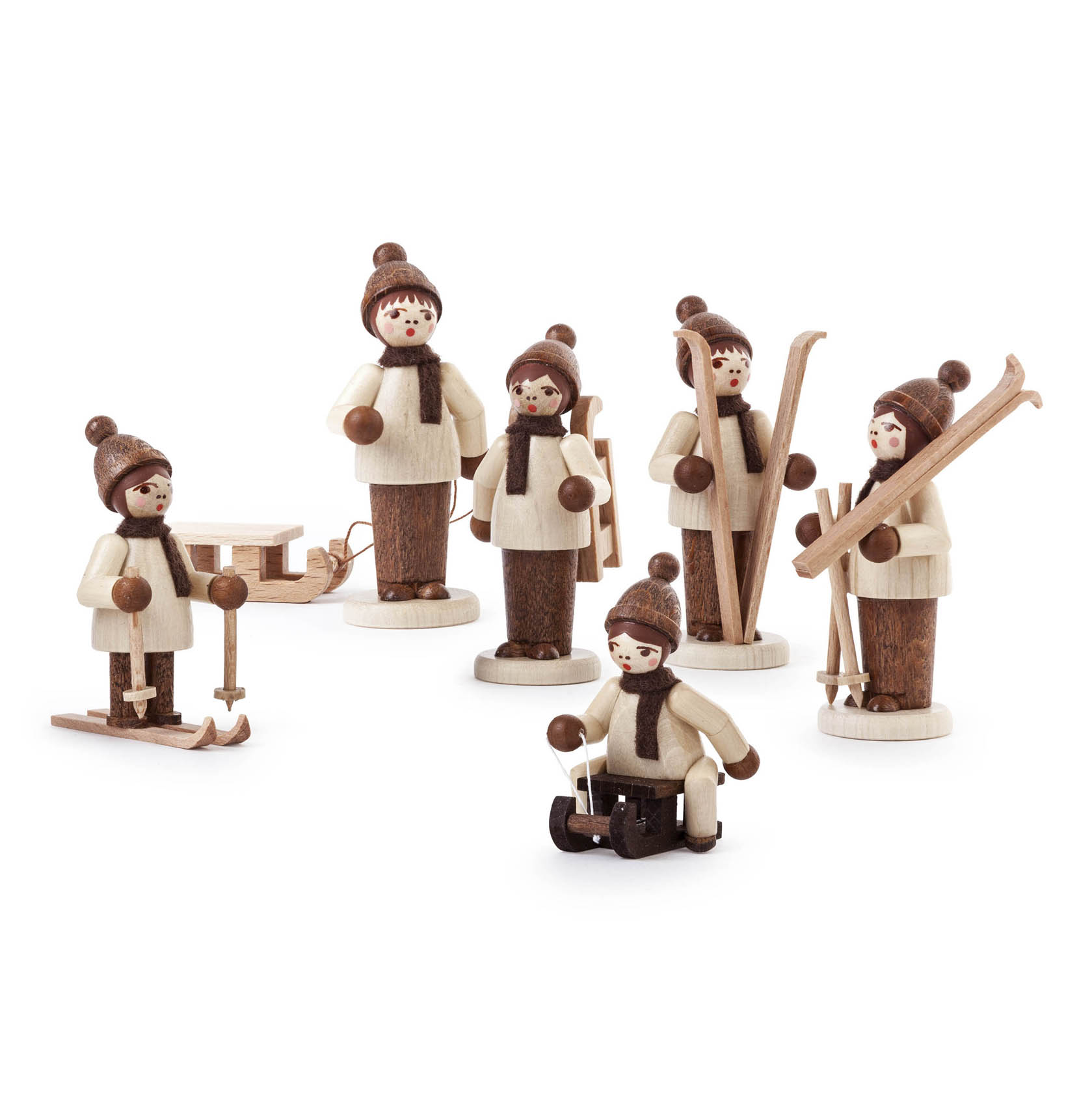 Sechs kleine, handgeschnitzte Holzfiguren von Wintersportlern mit braunen Mützen und Schals, jeweils mit Skiern, Schlitten oder Skistöcken ausgestattet. im Dregeno Online Shop günstig kaufen