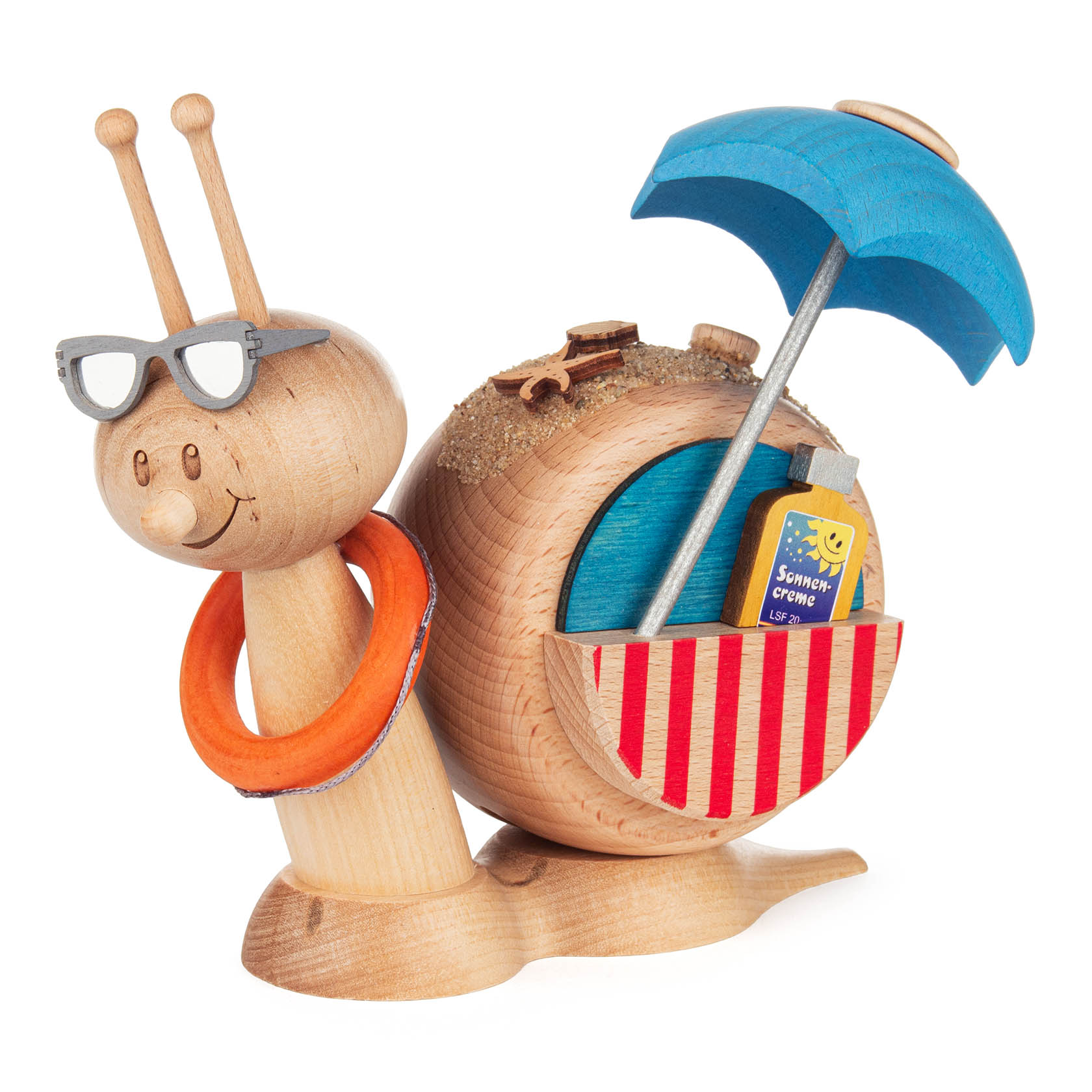 Holzräucherfigur einer Schnecke mit Sonnenbrille, Rettungsring und einer Muschel auf dem Haus. Das Schneckenhaus ist ein Strandabschnitt mit Sonnenschirm und Sonnencreme. im Dregeno Online Shop günstig kaufen