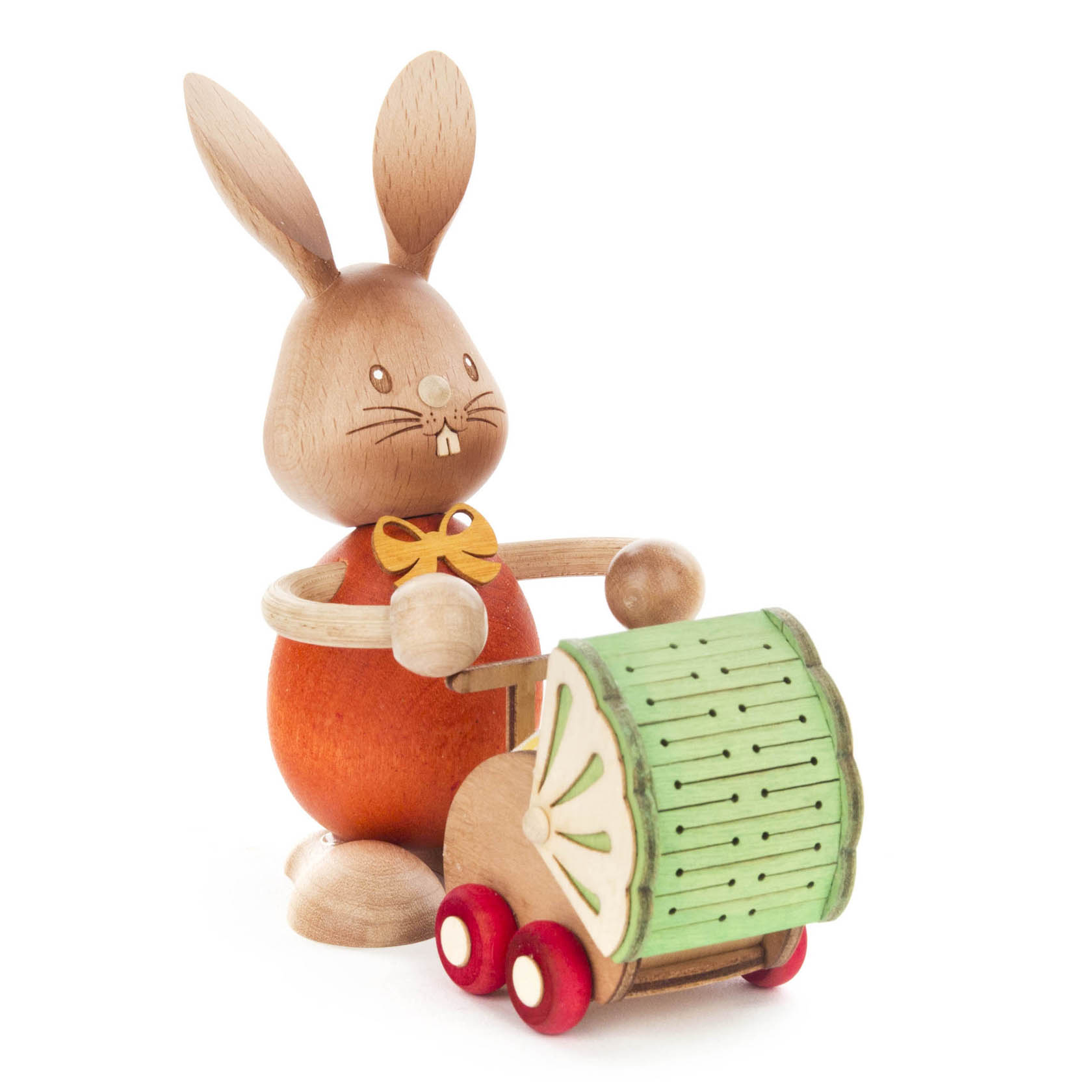 Holzfigur eines Hasen namens 'Stupsi' in orangefarbener Kleidung, schiebt einen traditionellen grünen Kinderwagen auf roten Rädern. im Dregeno Online Shop günstig kaufen