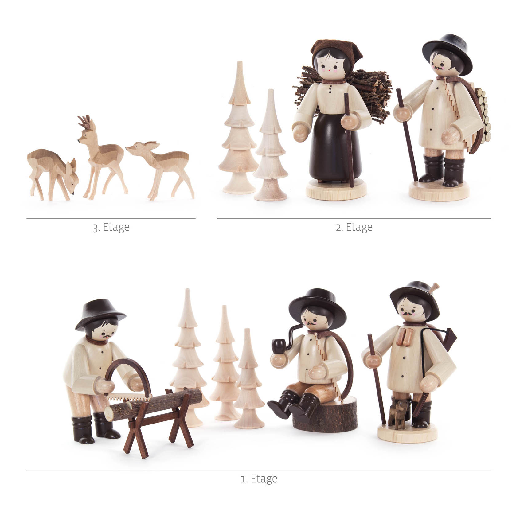 Holzpyramide mit drei Etagen. 1. Etage: Holzschnitzer in Tracht, 2. Etage: Wanderer mit Holzstapel und Rucksack, 3. Etage: Zwei Rehe zwischen Tannenbäumen.