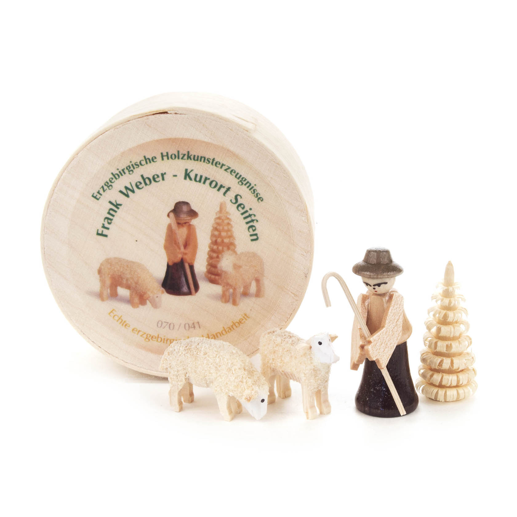 Holzfiguren: Schäfer mit Stock, zwei Schafe, Weihnachtsbaum, alles vor einer runden Holzbox mit Aufschrift 'Erzgebirgische Holzkunst Frank Weber'. im Dregeno Online Shop günstig kaufen