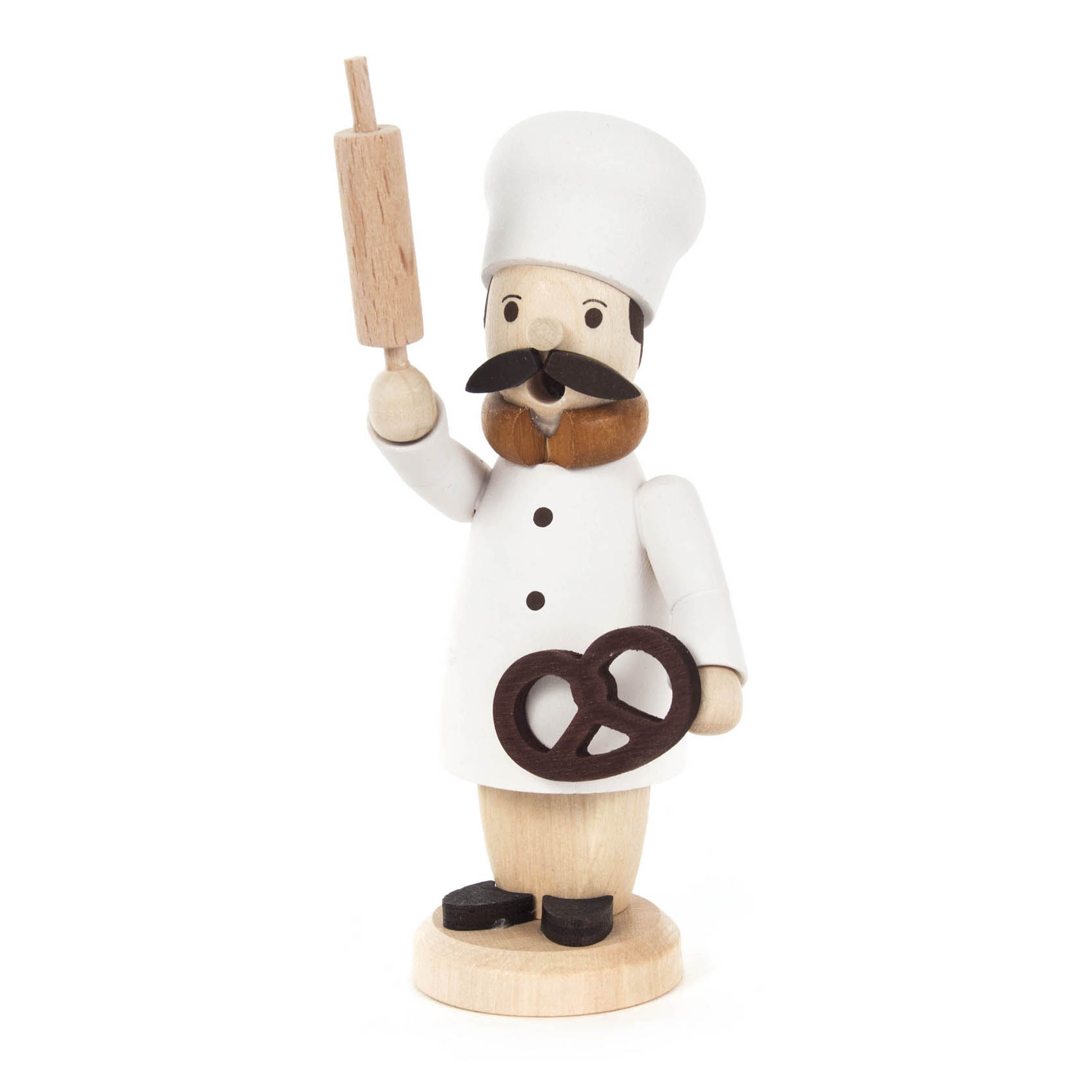 Ein Mini-Räuchermann in Gestalt eines Bäckers, holzgeschnitzt, trägt eine weiße Mütze, hält ein Nudelholz in der rechten Hand und eine Brezel in der linken. im Dregeno Online Shop günstig kaufen