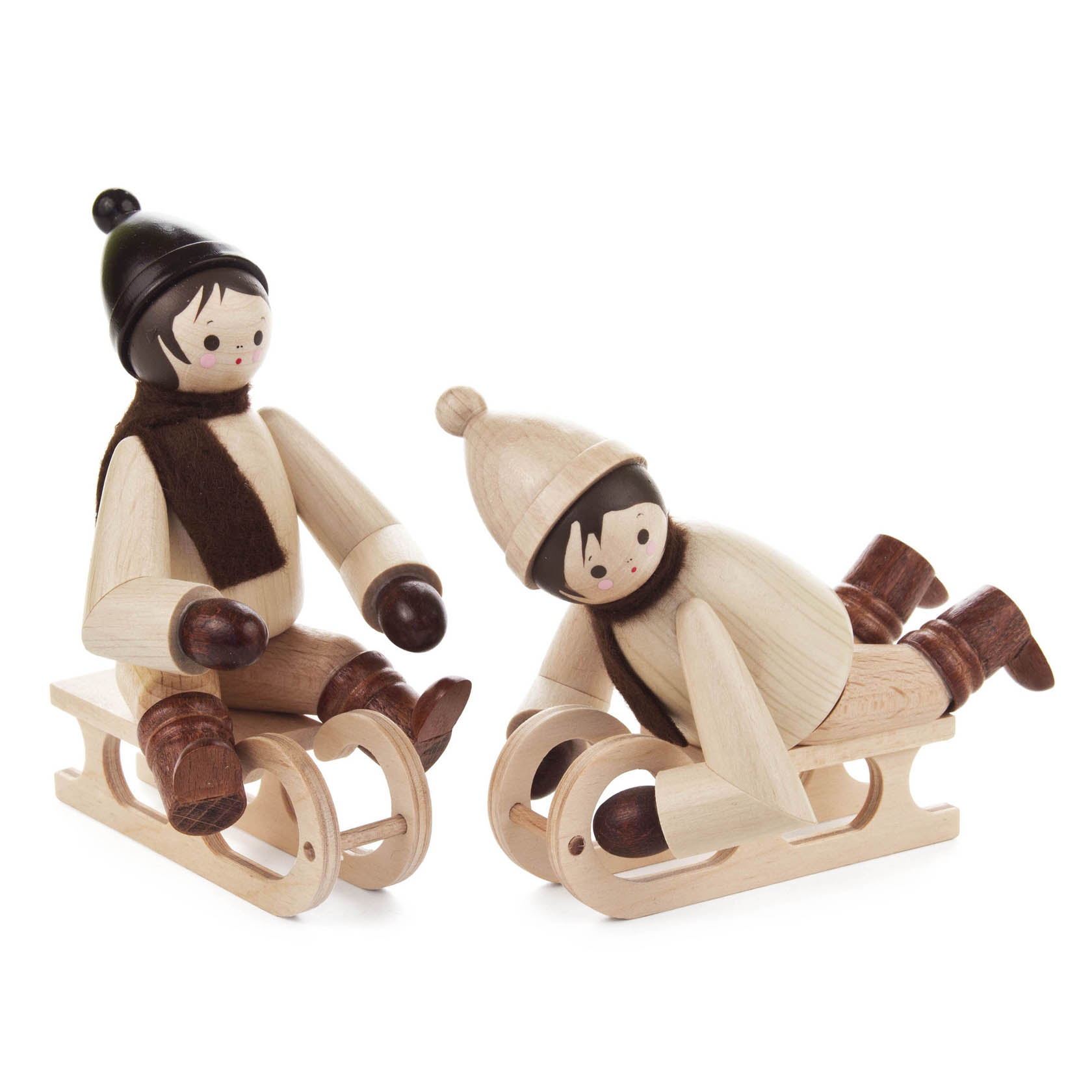 Zwei Holzfiguren von Kindern auf Schlitten. Ein Kind sitzt mit Mütze und Schal, das andere liegt bäuchlings, beide Figuren sind naturfarben gehalten. im Dregeno Online Shop günstig kaufen