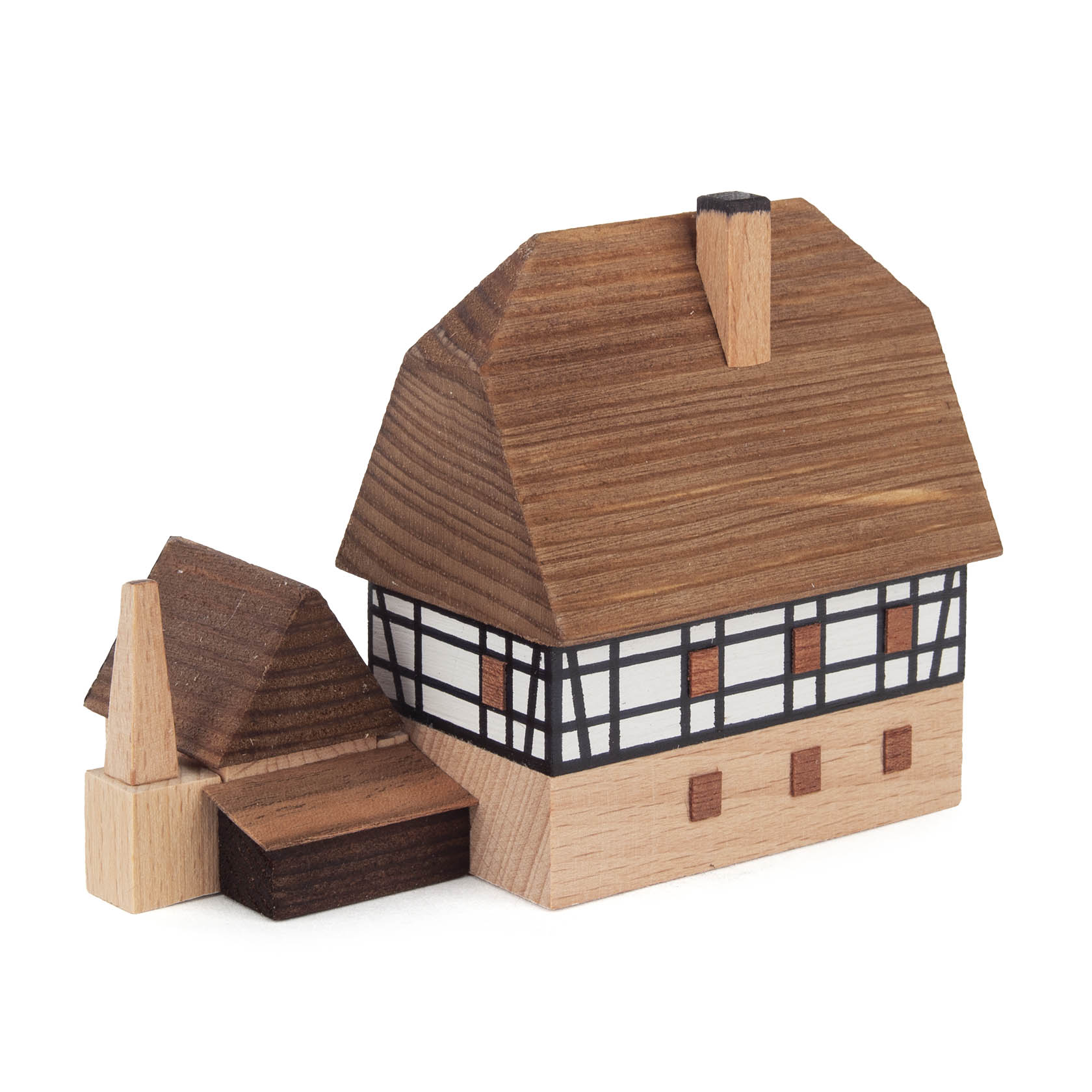 Miniaturmodell einer zweistöckigen Schmiede mit Fachwerkdesign, einem Anbau auf der linken Seite und einem charakteristischen Schornstein.