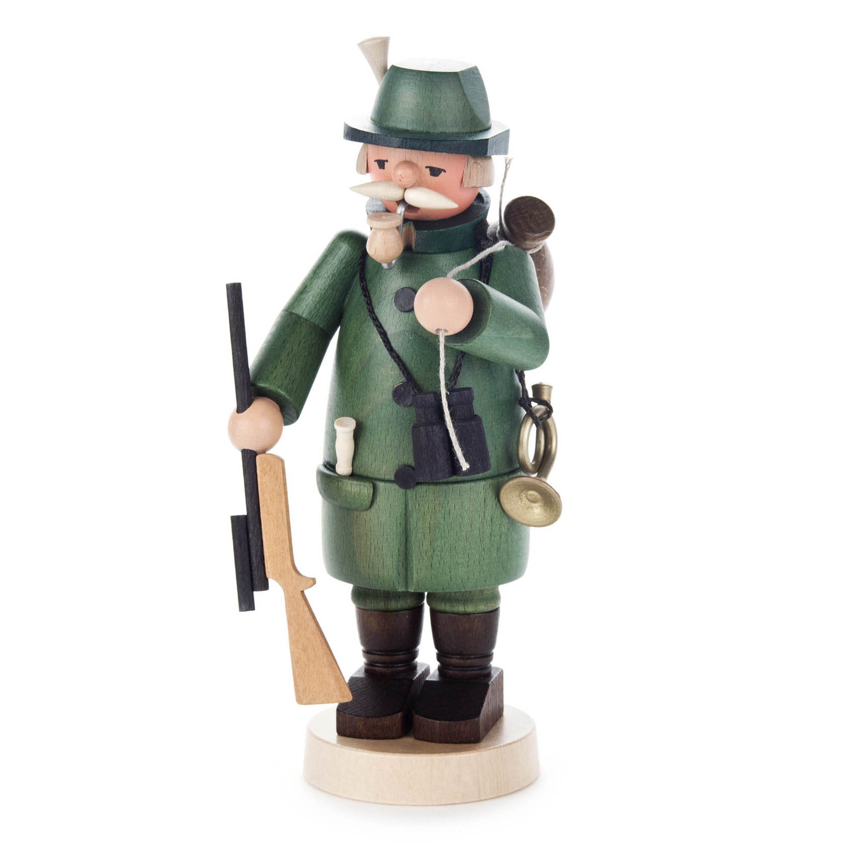 Ein hölzerner Räuchermann in Form eines Jägers, in grüner Kleidung, mit Jagdhut, Pfeife im Mund und einem Gewehr in der Hand. Auf seinem Rücken hängt ein Jagdhorn. im Dregeno Online Shop günstig kaufen