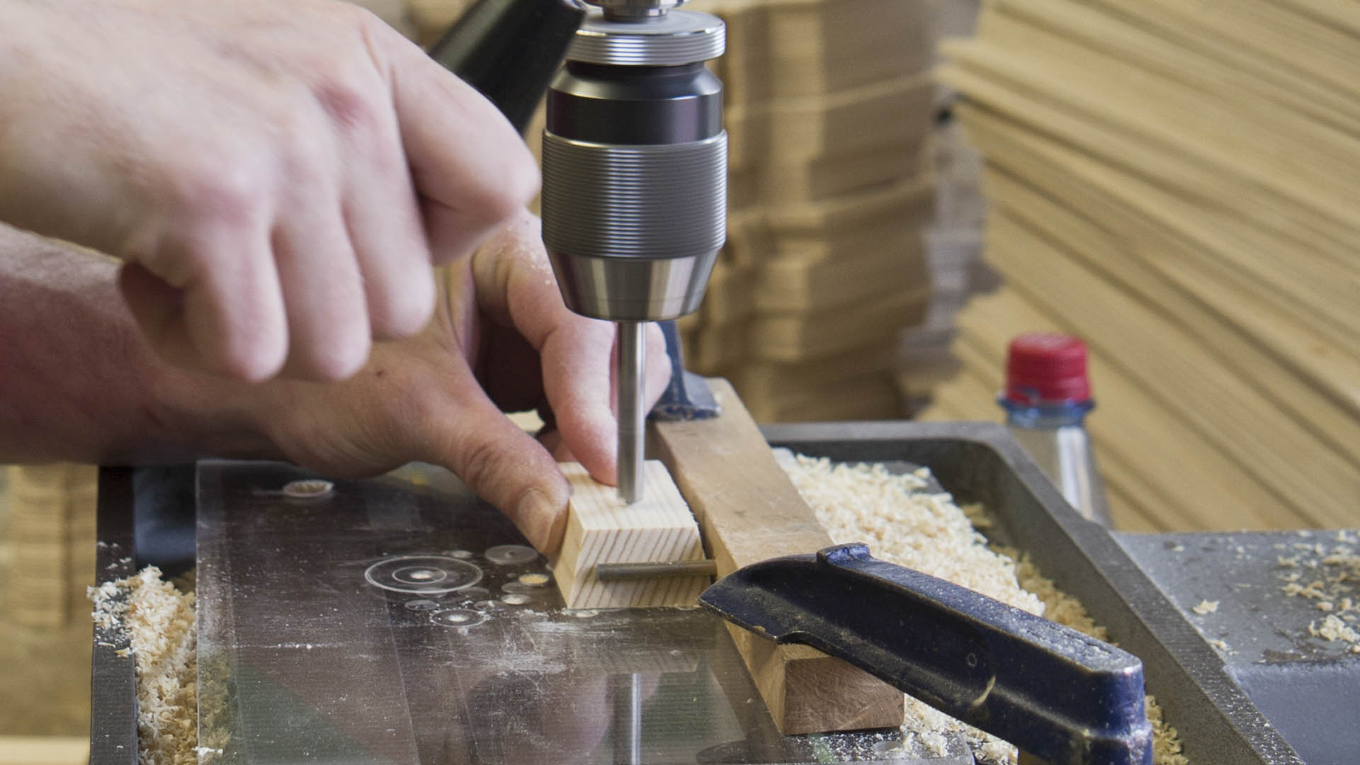 Arbeiten an der Bohrmaschine