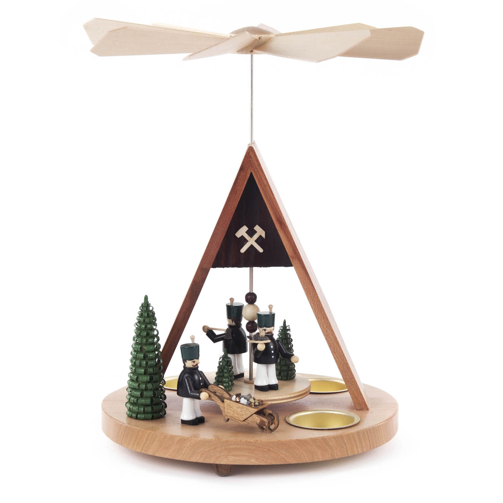 Holzpyramide mit vier Bergmann-Figuren, zwei grünen Holz-Tannenbäumen und zwei Teelicht-Halterungen. Das Dach hat einen Propeller. im Dregeno Online Shop günstig kaufen