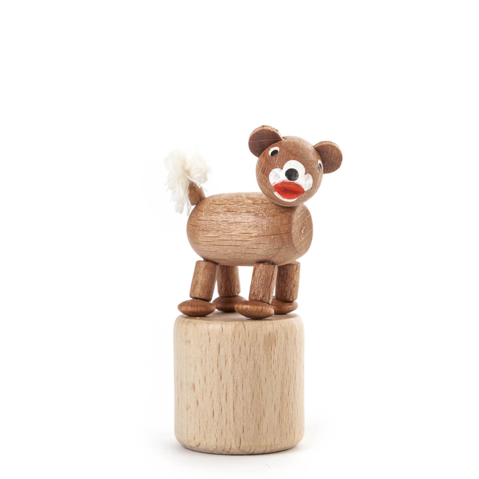 Ein hölzerner Wackeltier Bär mit runder Schnauze, weißen Augen, rotem Mund und weißem Schwänzchen steht auf einer zylindrischen Plattform. im Dregeno Online Shop günstig kaufen