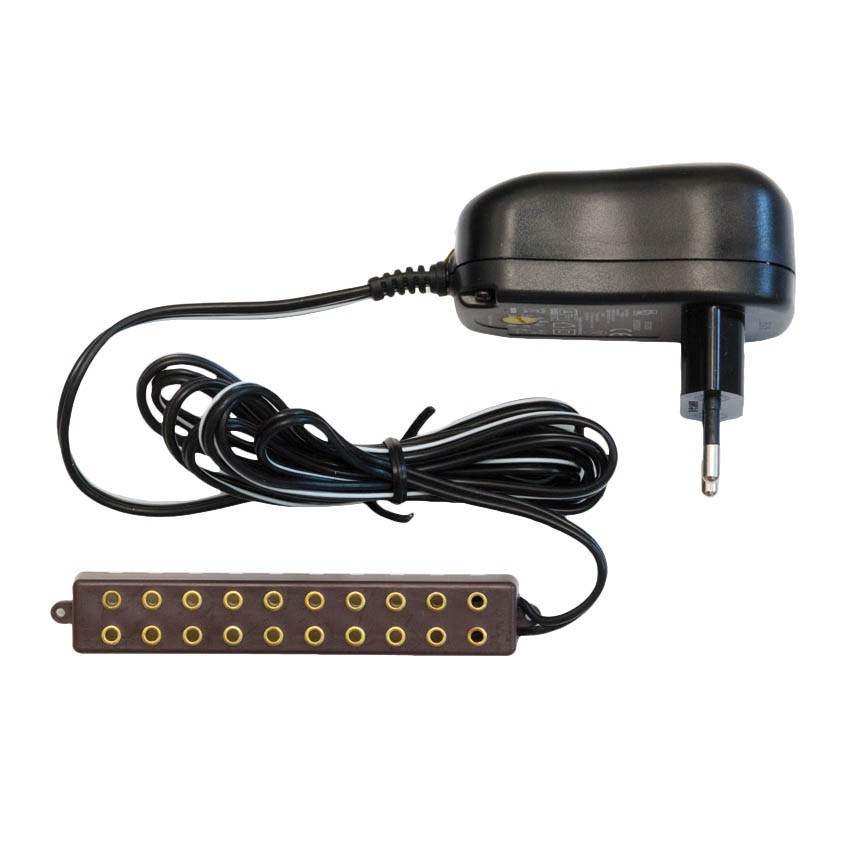 Schwarzer Steckertrafo mit EU-Stecker und Kabel, das an ein rechteckiges Adapterstück mit mehreren Anschlussmöglichkeiten führt. im Dregeno Online Shop günstig kaufen