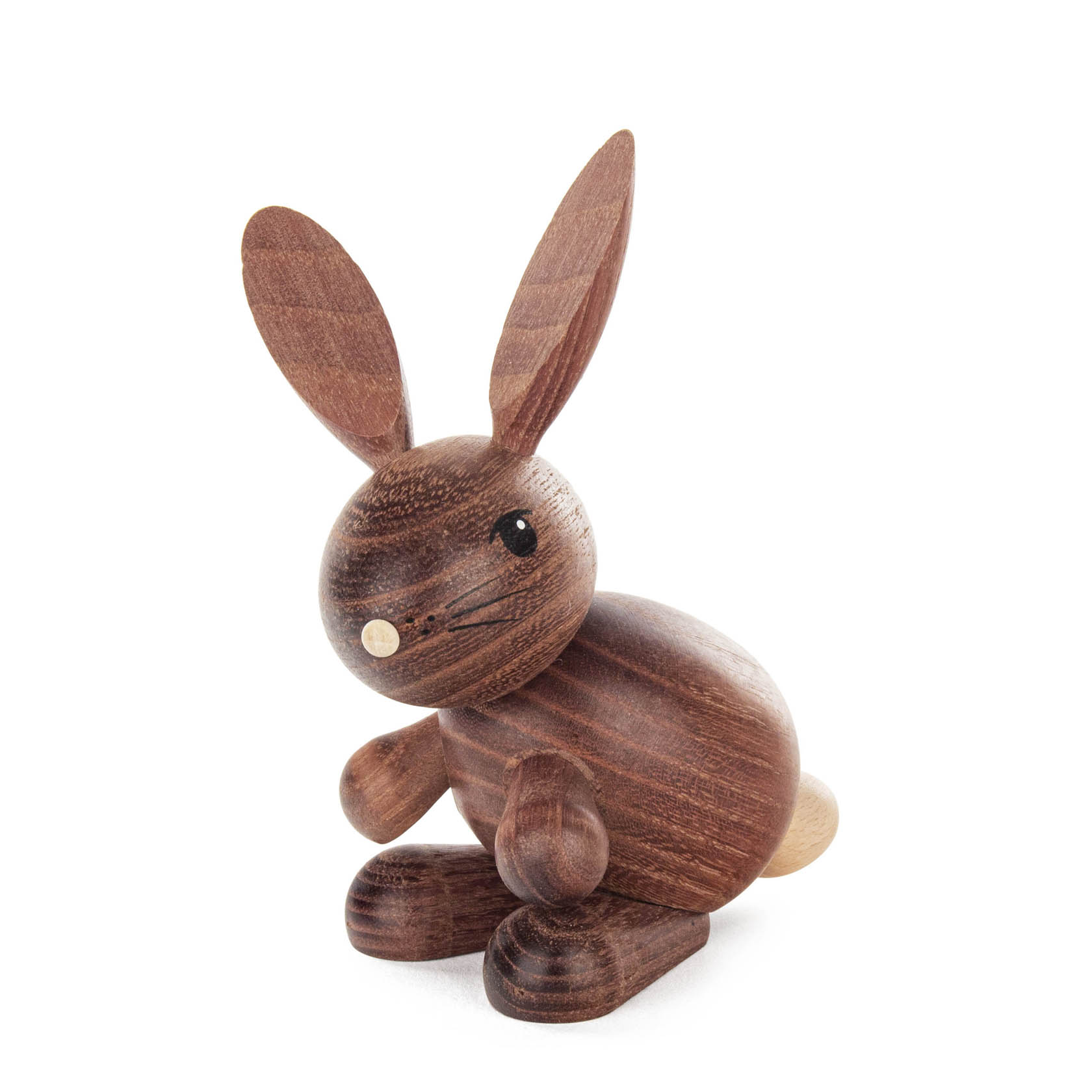 Holzfigur eines dunkelbraunen Hasen mit großen Ohren und einem kleinen cremefarbenen Schwanz. Der Hase hat schwarze Augen und sitzt aufrecht. im Dregeno Online Shop günstig kaufen