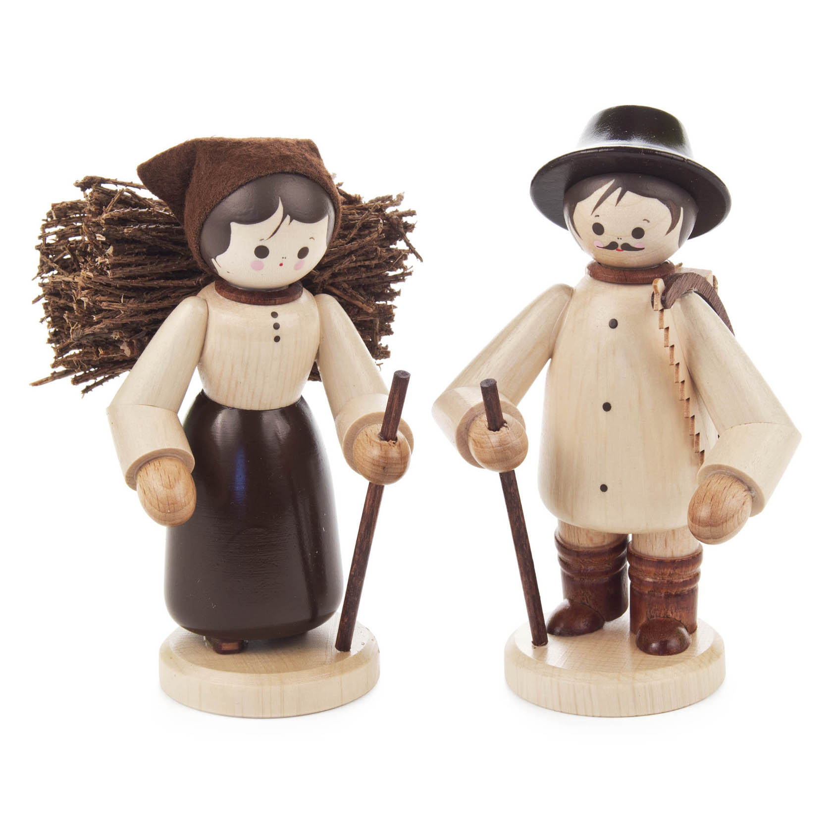 Zwei hölzerne Figuren im traditionellen bäuerlichen Stil. Eine Frau mit braunem Rock und Kopftuch trägt ein Reisigbündel. Ein Mann mit Stock und schwarzem Hut.