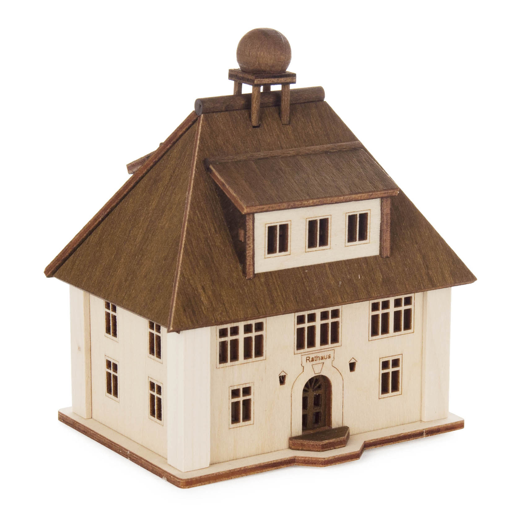 Ein kleines, dekoratives Holzmodell eines Rathauses mit einem spitzen Dach und einem Schild mit der Aufschrift 'Rathaus' über dem Eingang. im Dregeno Online Shop günstig kaufen