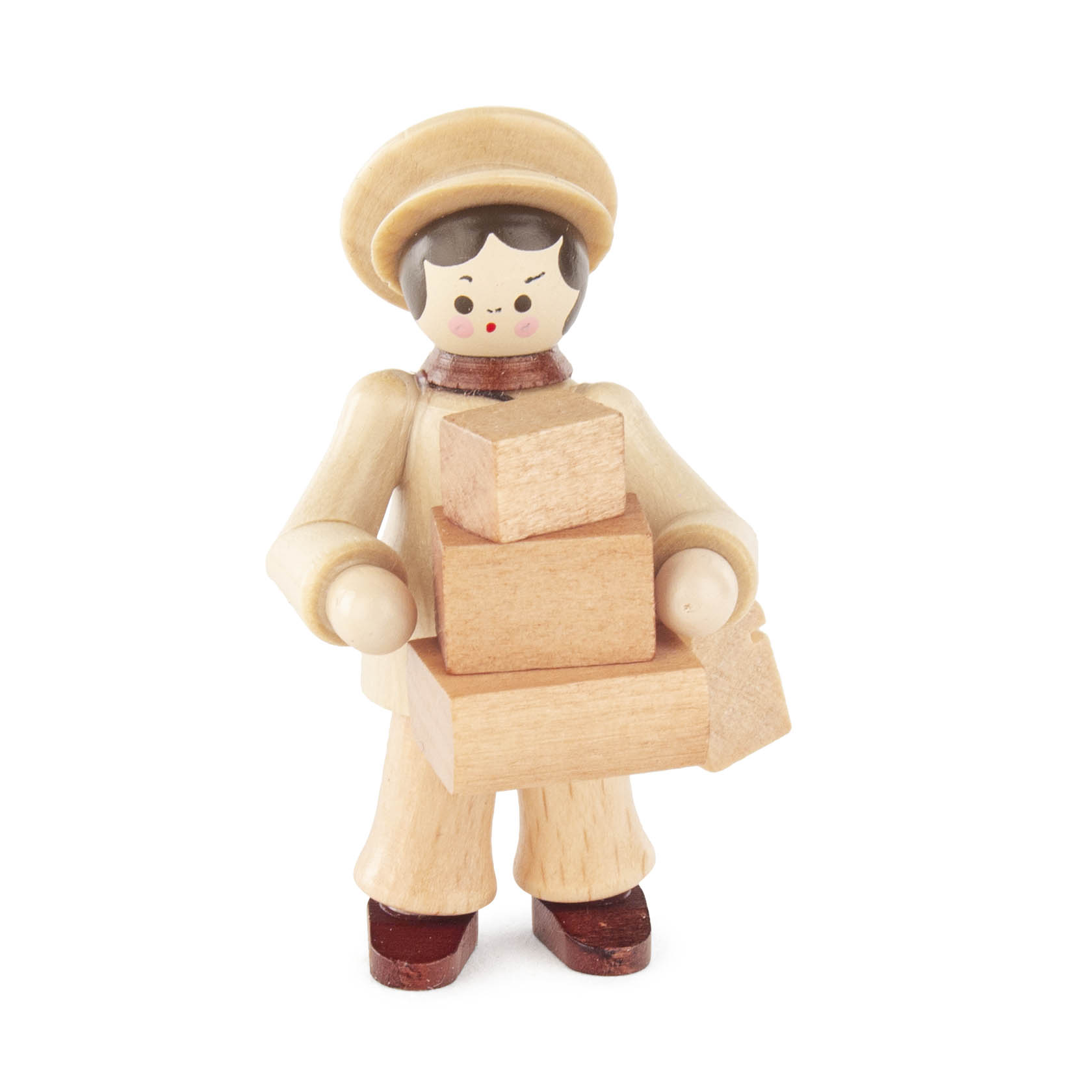 Holzfigur eines Paketzustellers in heller Uniform mit Mütze. Er hält zwei Pakete in den Händen. im Dregeno Online Shop günstig kaufen