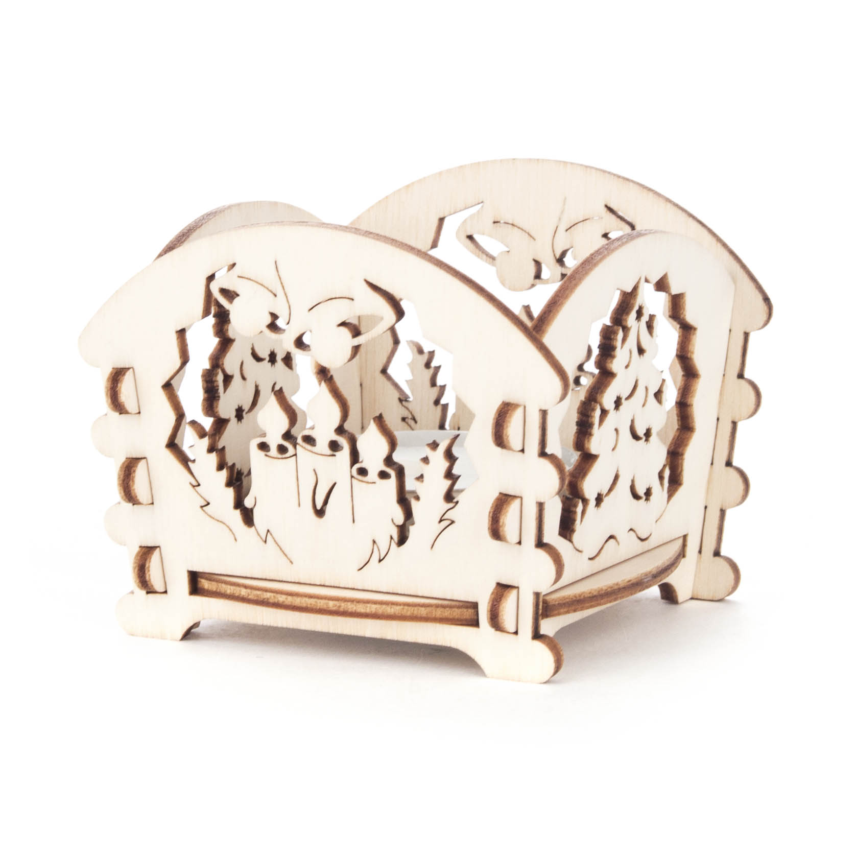 Holz-Teelichthalter mit Weihnachtsmotiv, zeigt ausgestanzte Christbaumdekoration mit zwei lächelnden Engel- oder Weihnachtsmannfiguren und Kerzen. im Dregeno Online Shop günstig kaufen