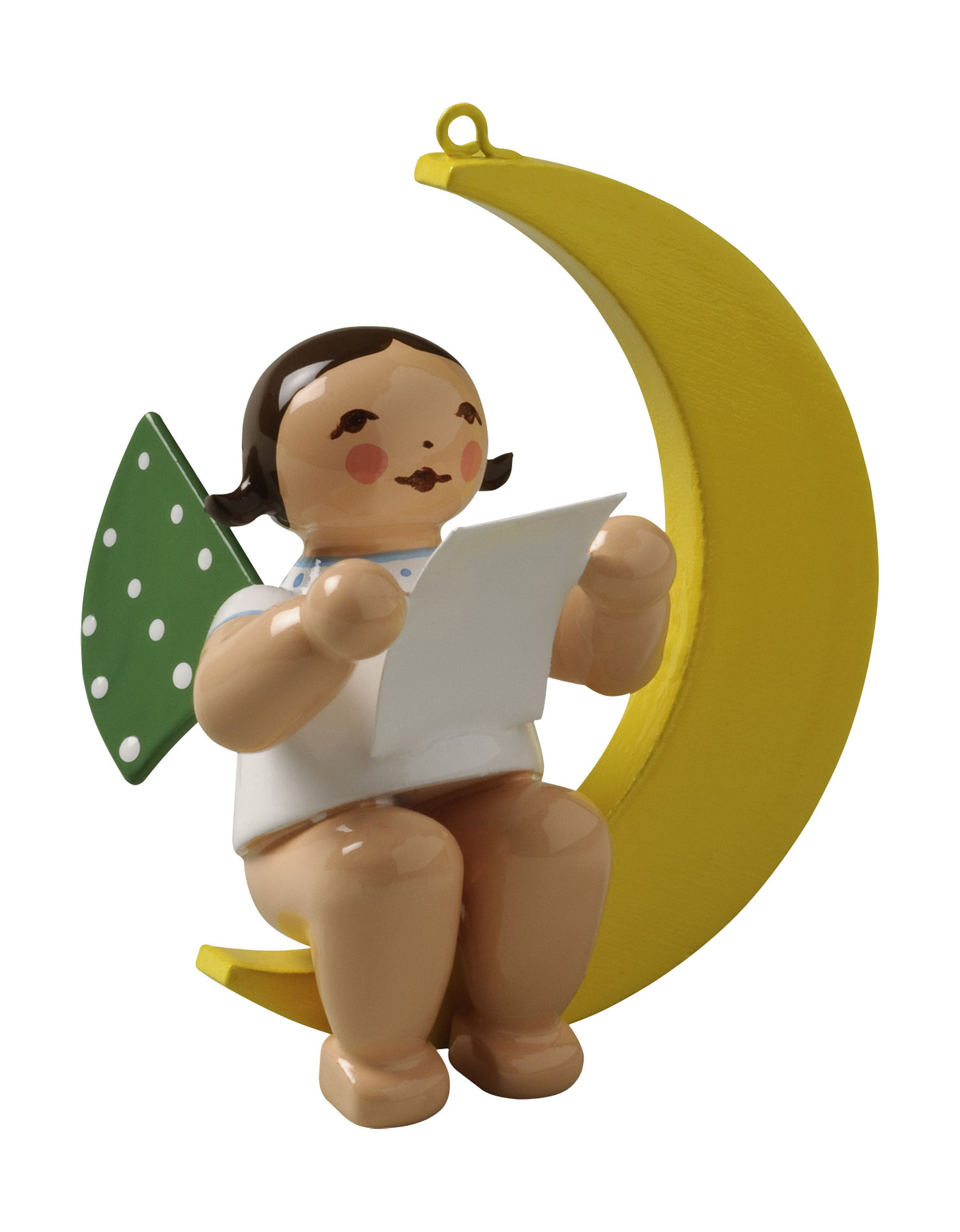 Holzengel mit grün gepunkteten Flügeln hält Notenblatt und sitzt auf gelbem Halbmond. im Dregeno Online Shop günstig kaufen