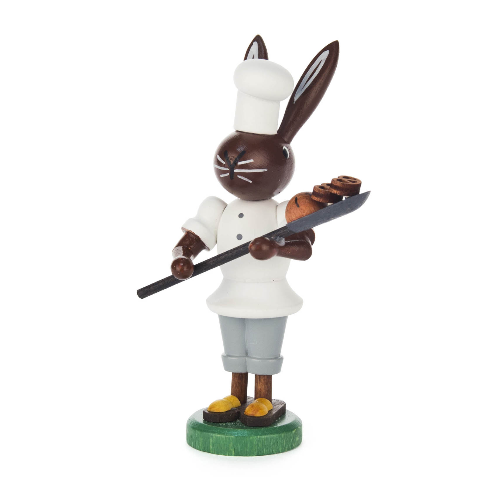 A wooden figure of a brown rabbit dressed as a baker, holding a baking peel with bread. im Dregeno Online Shop günstig kaufen