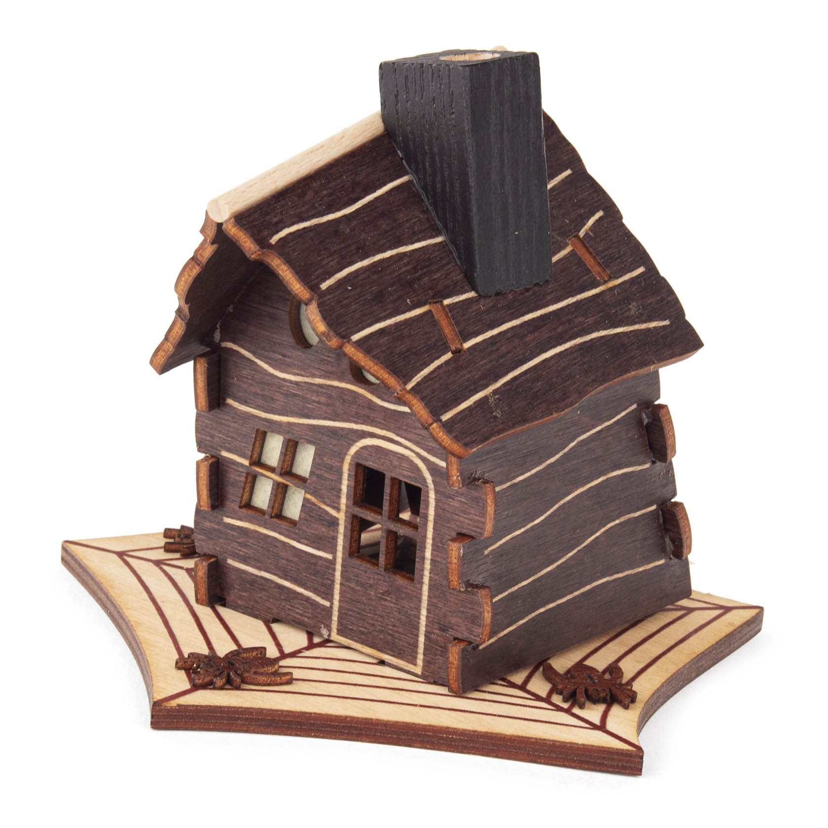Kleines hölzernes Räucherhäuschen mit schiefem Dach und einem schwarzen Schornstein, im Stil eines Blockhauses, auf einer quadratischen Holzplatte. im Dregeno Online Shop günstig kaufen