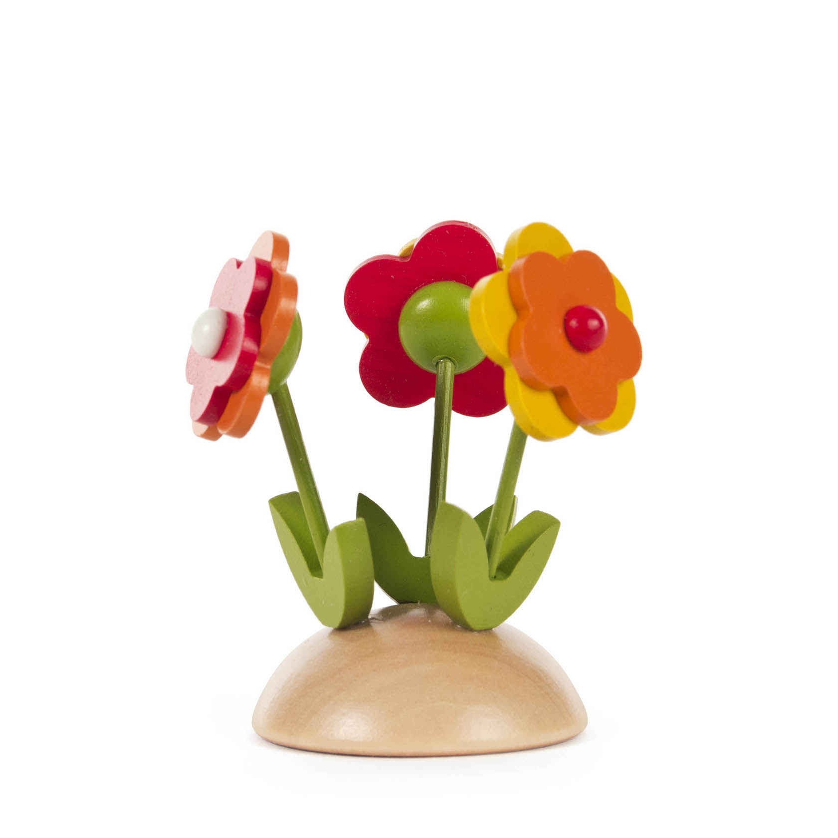 Drei bunte, stilisierte Holzblumen in Rot, Gelb und Rosa auf einem kleinen naturfarbenen Sockel dekoriert. im Dregeno Online Shop günstig kaufen
