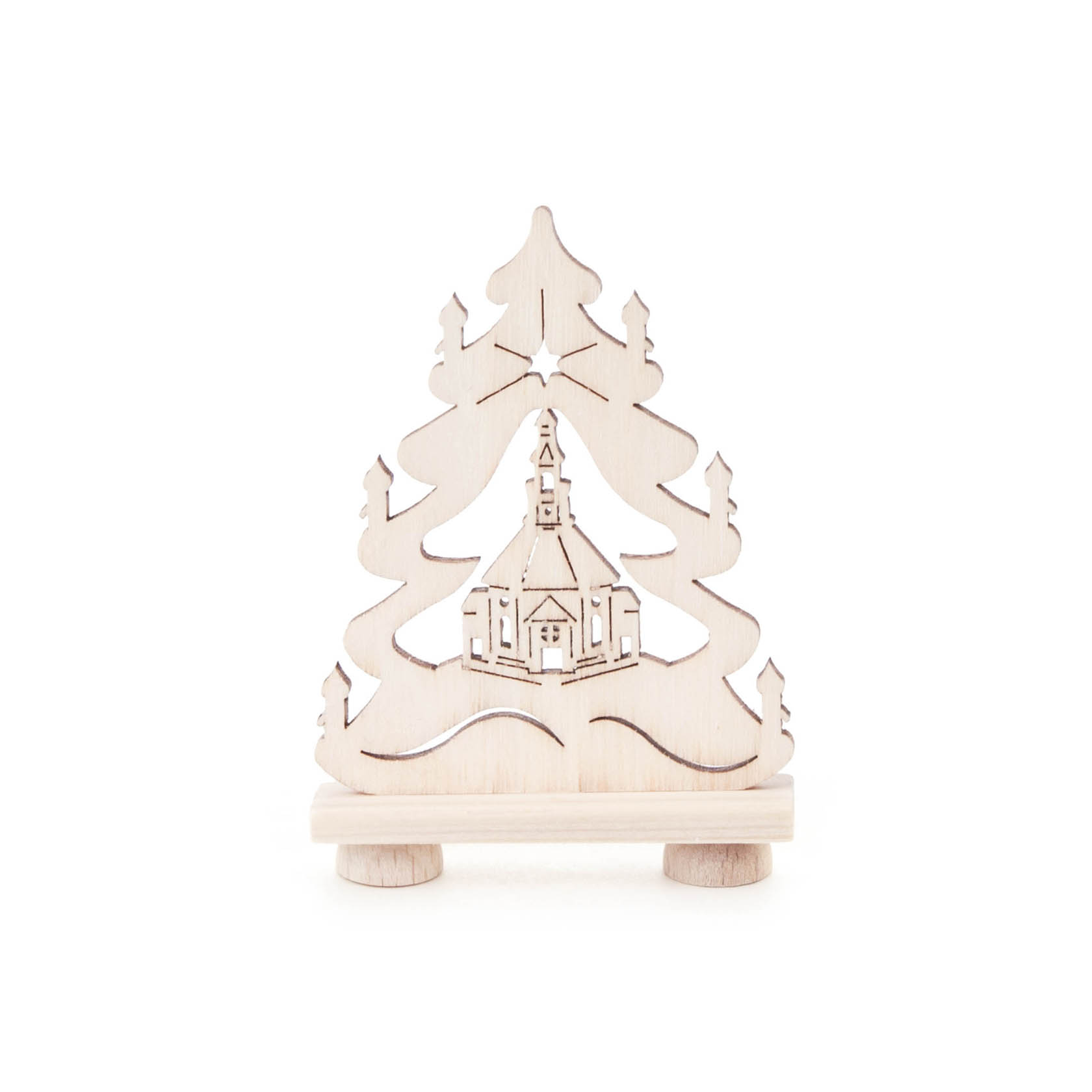 Holzschnitt eines stilisierten Tannenbaums mit der Abbildung der Seiffener Kirche in der Mitte, auf einem kleinen Sockel stehend. im Dregeno Online Shop günstig kaufen